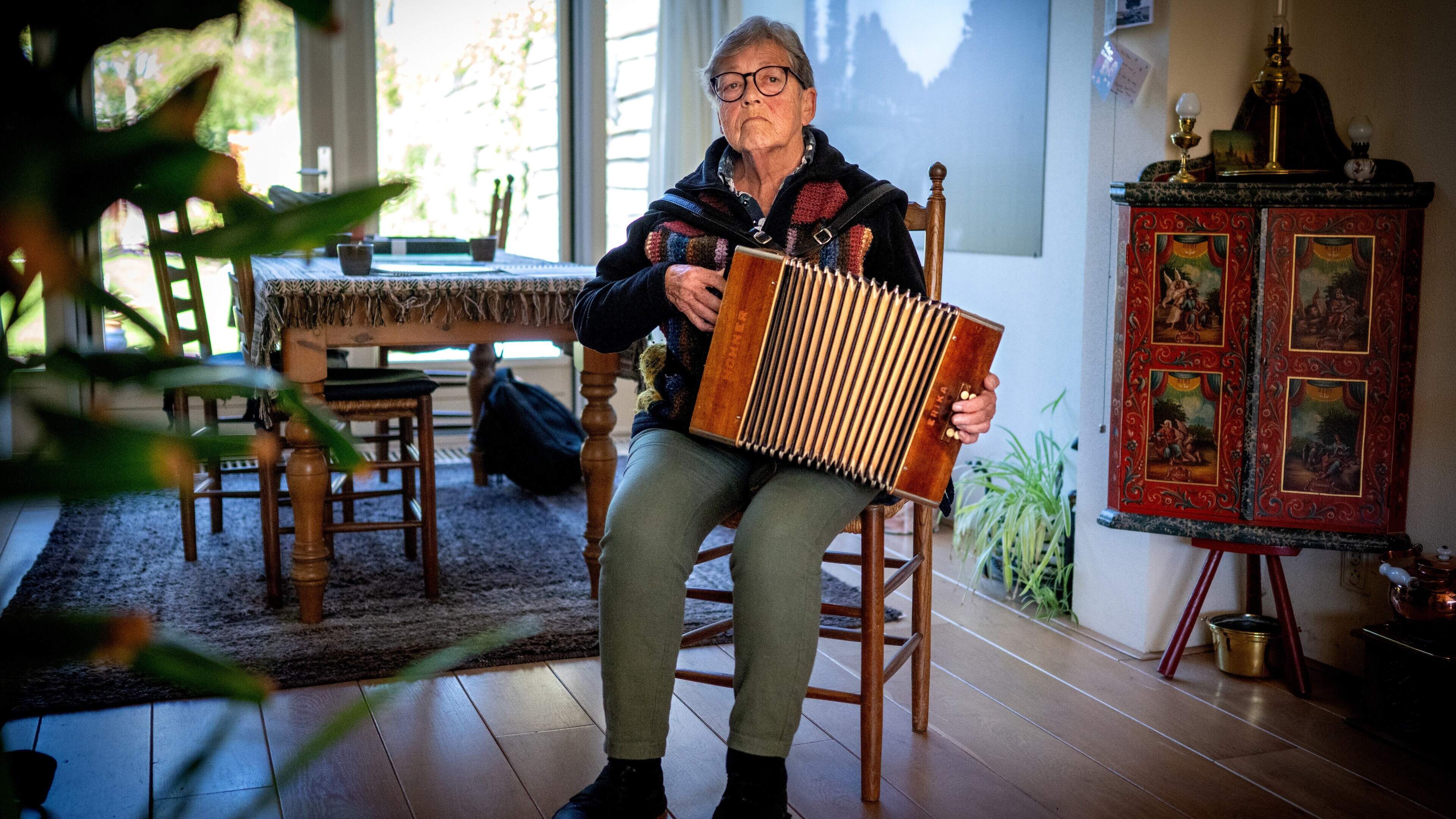 Anneke (79) uit Frieschepalen wierp zich met lessen en nieuwe muziek op als ambassadeur voor de trek