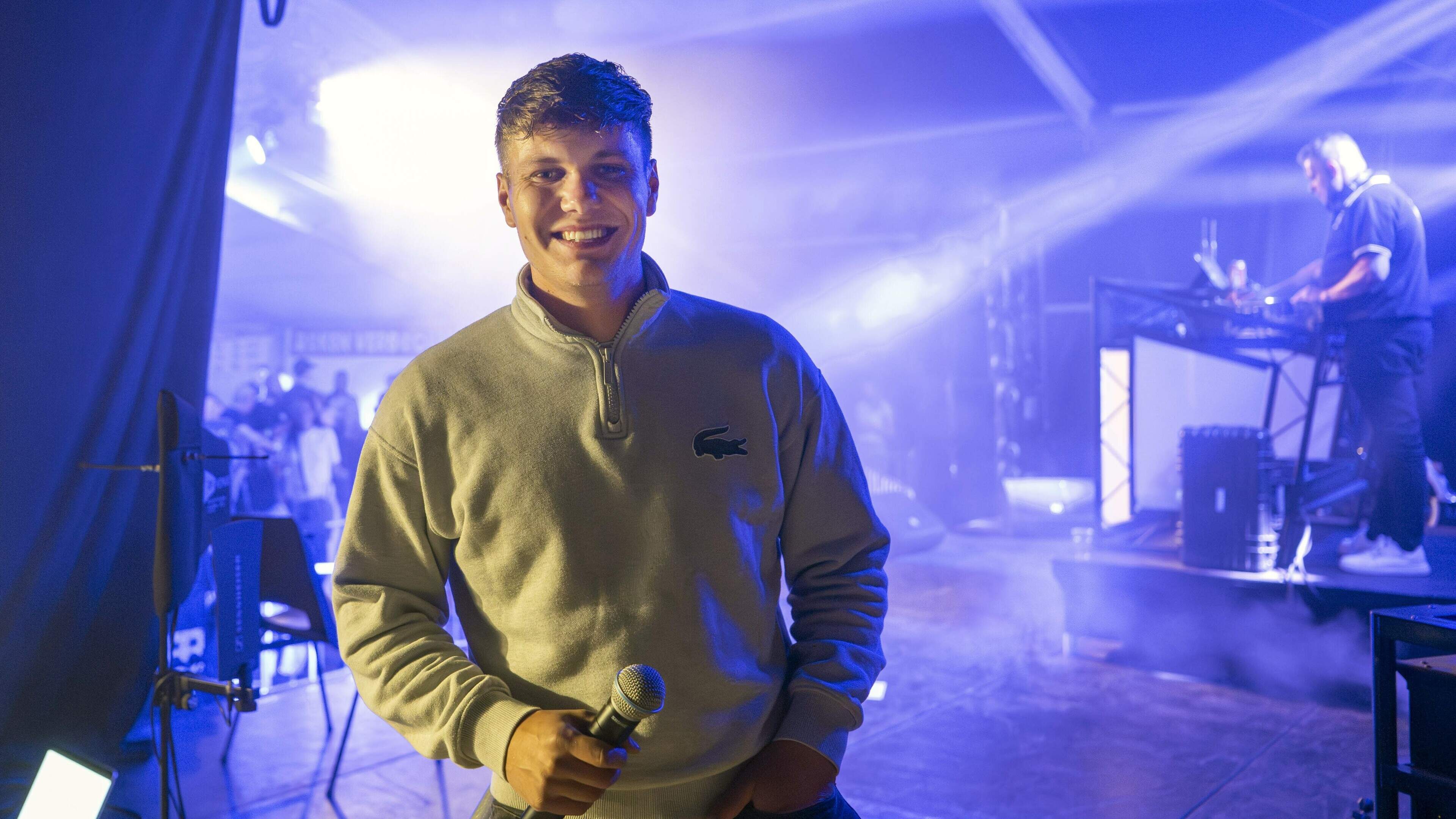 Hoe zanger Steyn (25) uit Harkema van mei tot juni van feesttent naar festival trekt. ‘Ik doch wat i