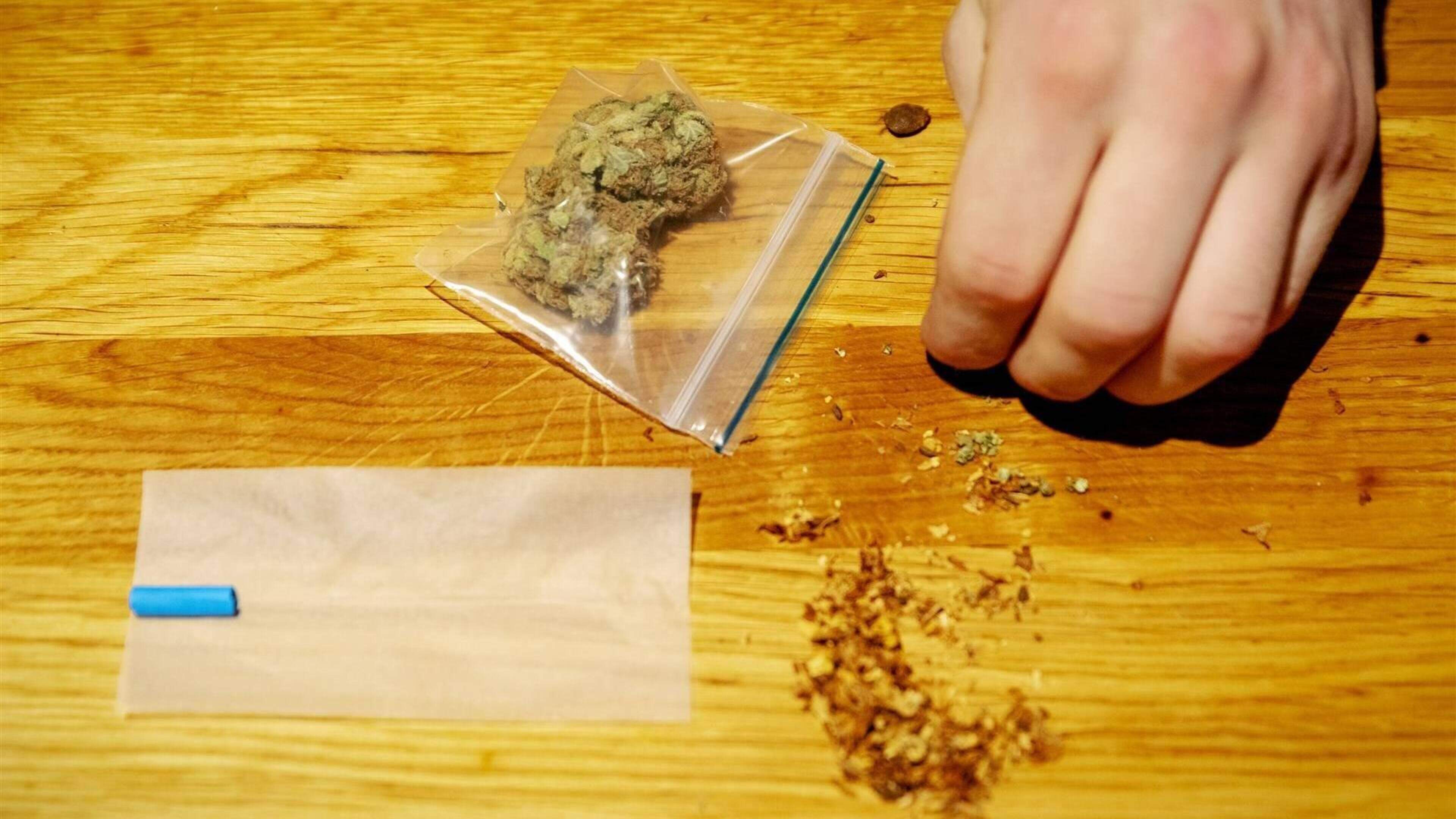 OM: rechterlijk pardon voor coffeeshophouder (54) uit Lippenhuizen met veel te grote voorraad