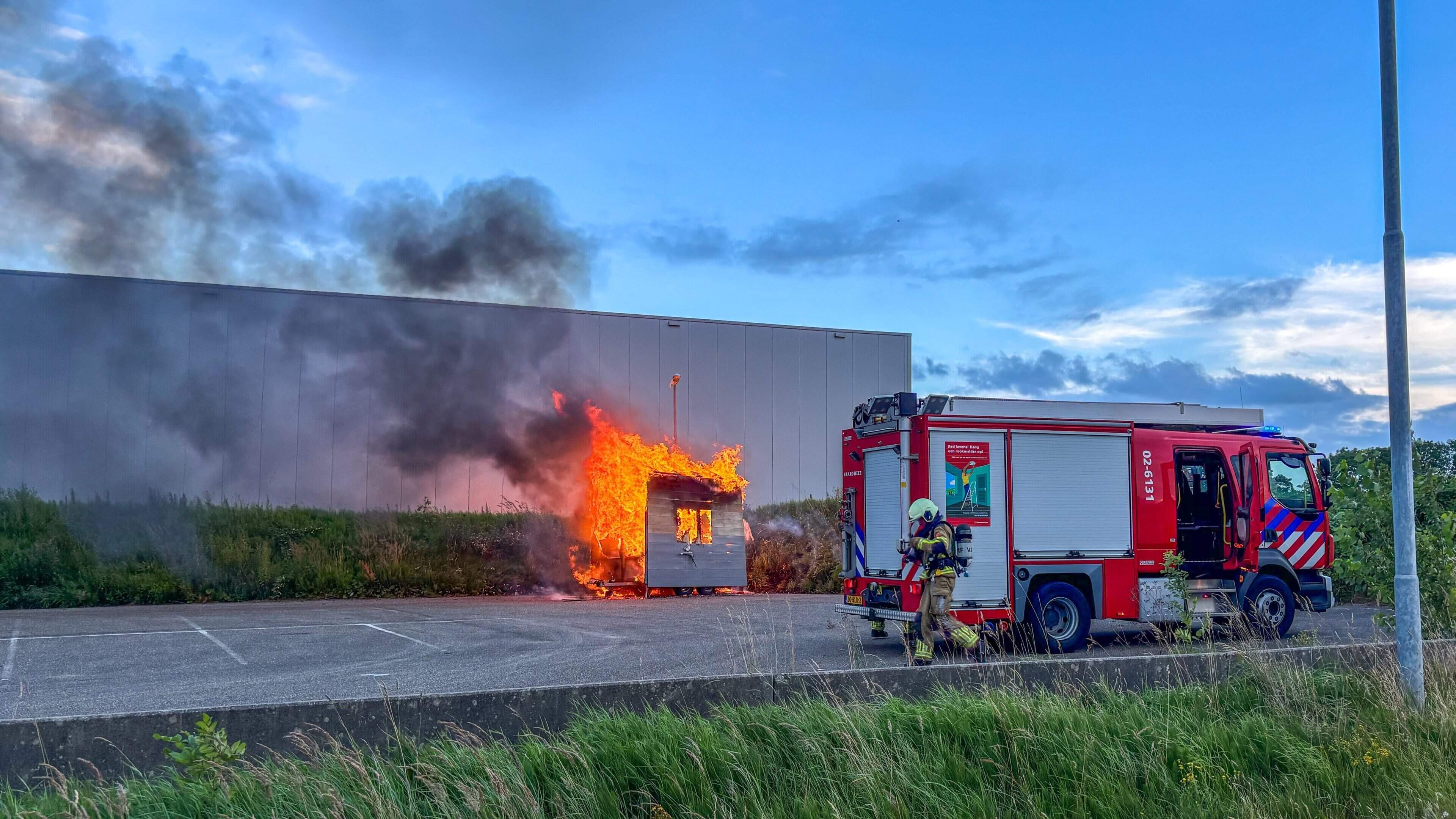 Aanhanger brandt uit in Leeuwarden & politie sluit misdrijf uit bij brand in Sneek