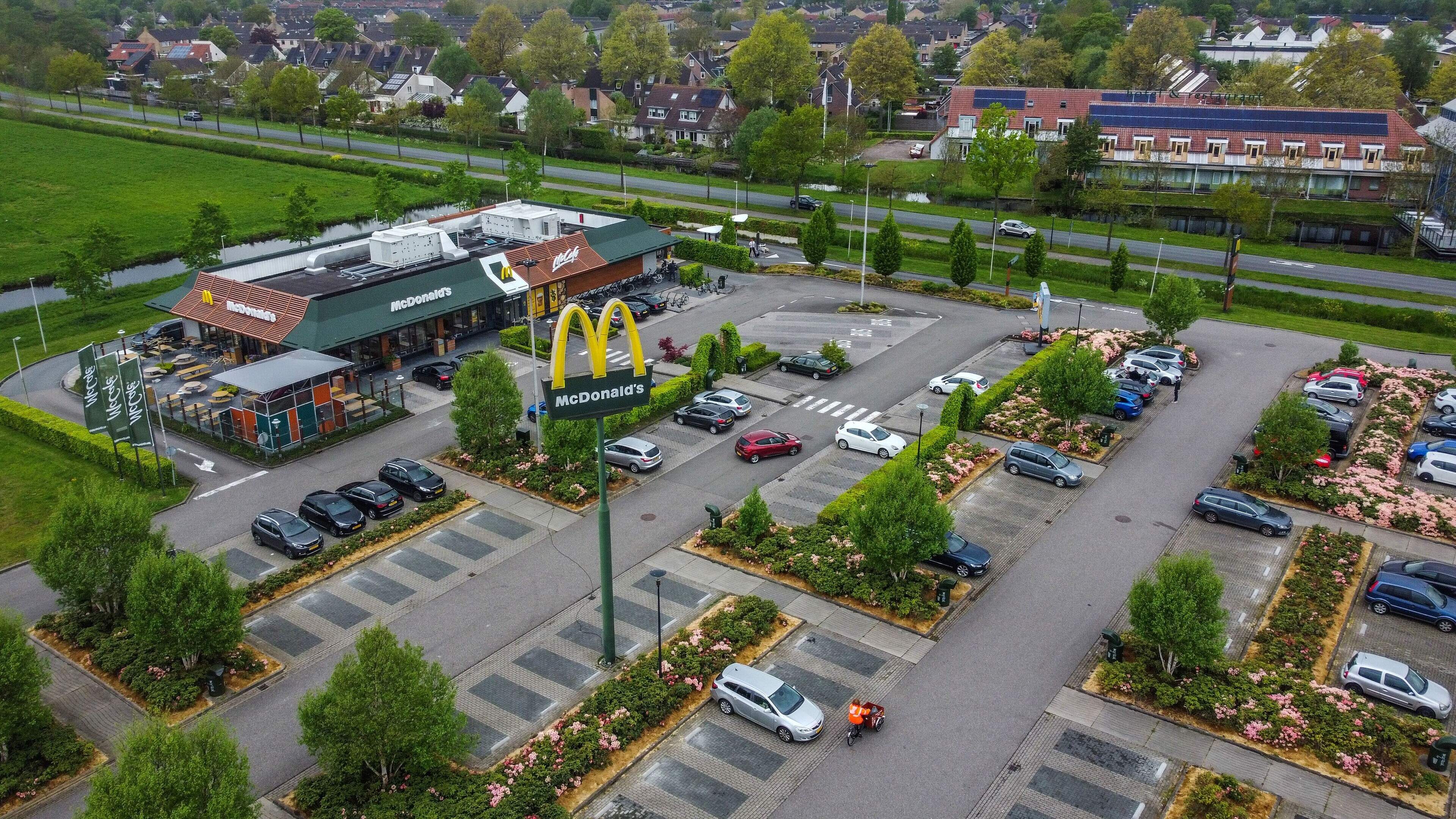 McDonald’s Joure mag gele M-mast niet verhogen van 16 naar 30 meter
