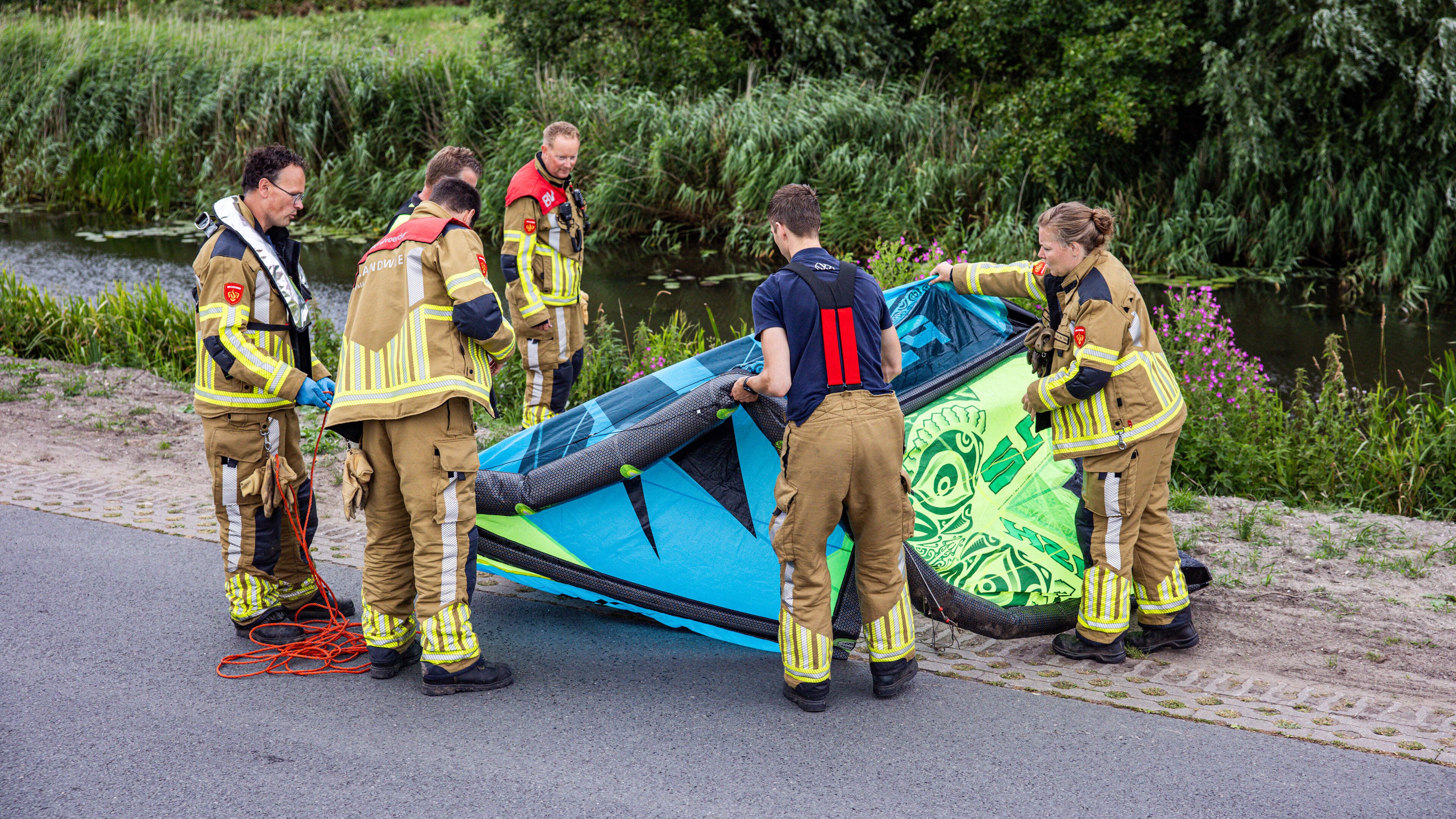 Kitesurfer ernstig gewond bij ongeval bij Hindeloopen & fietser gewond na botsing in Leeuwarden: fat