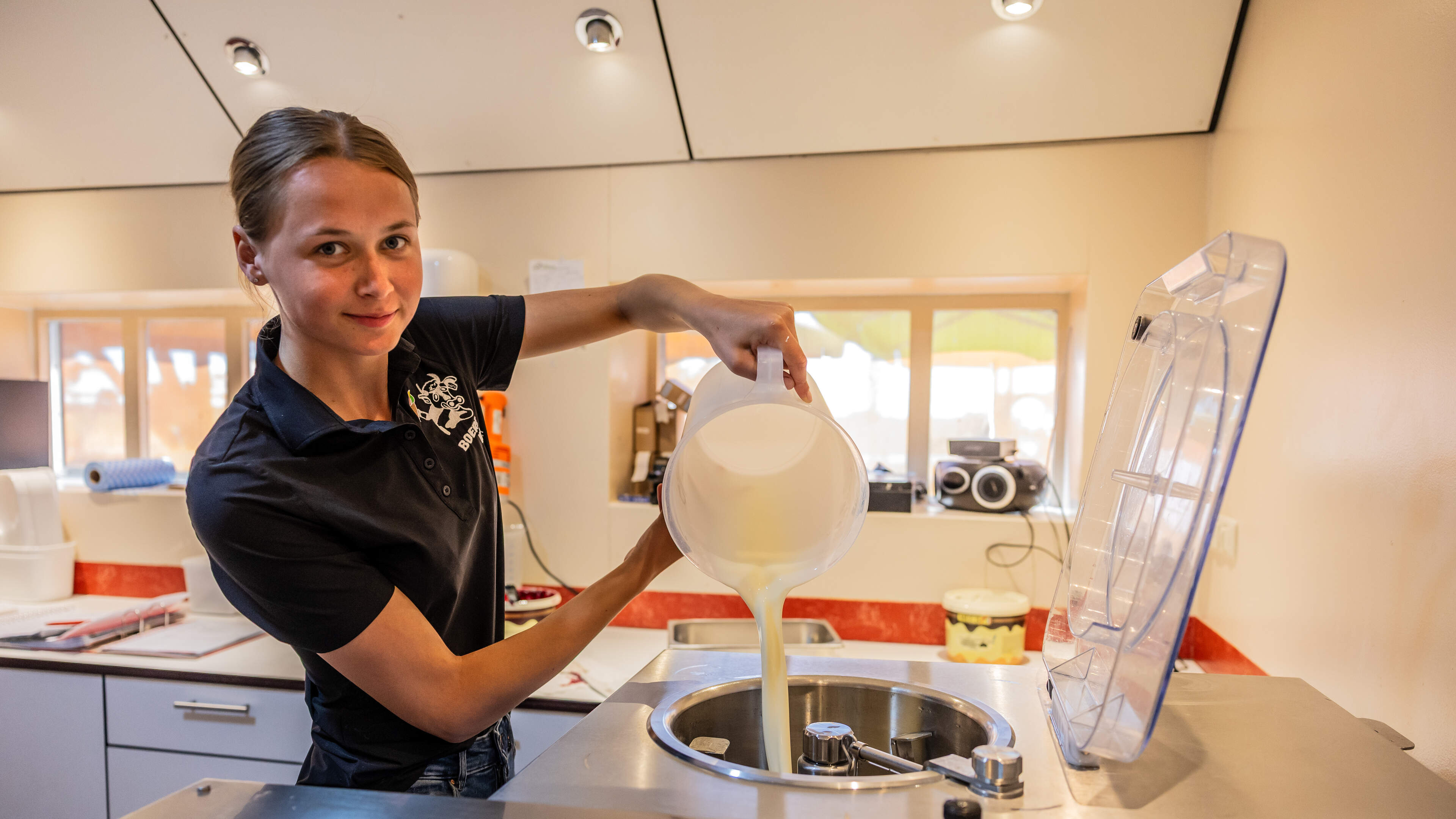 Pasteuriseren, rijpen, scheppen: zo bewaakt Maaike (19) de perfecte structuur van het Friese roomijs