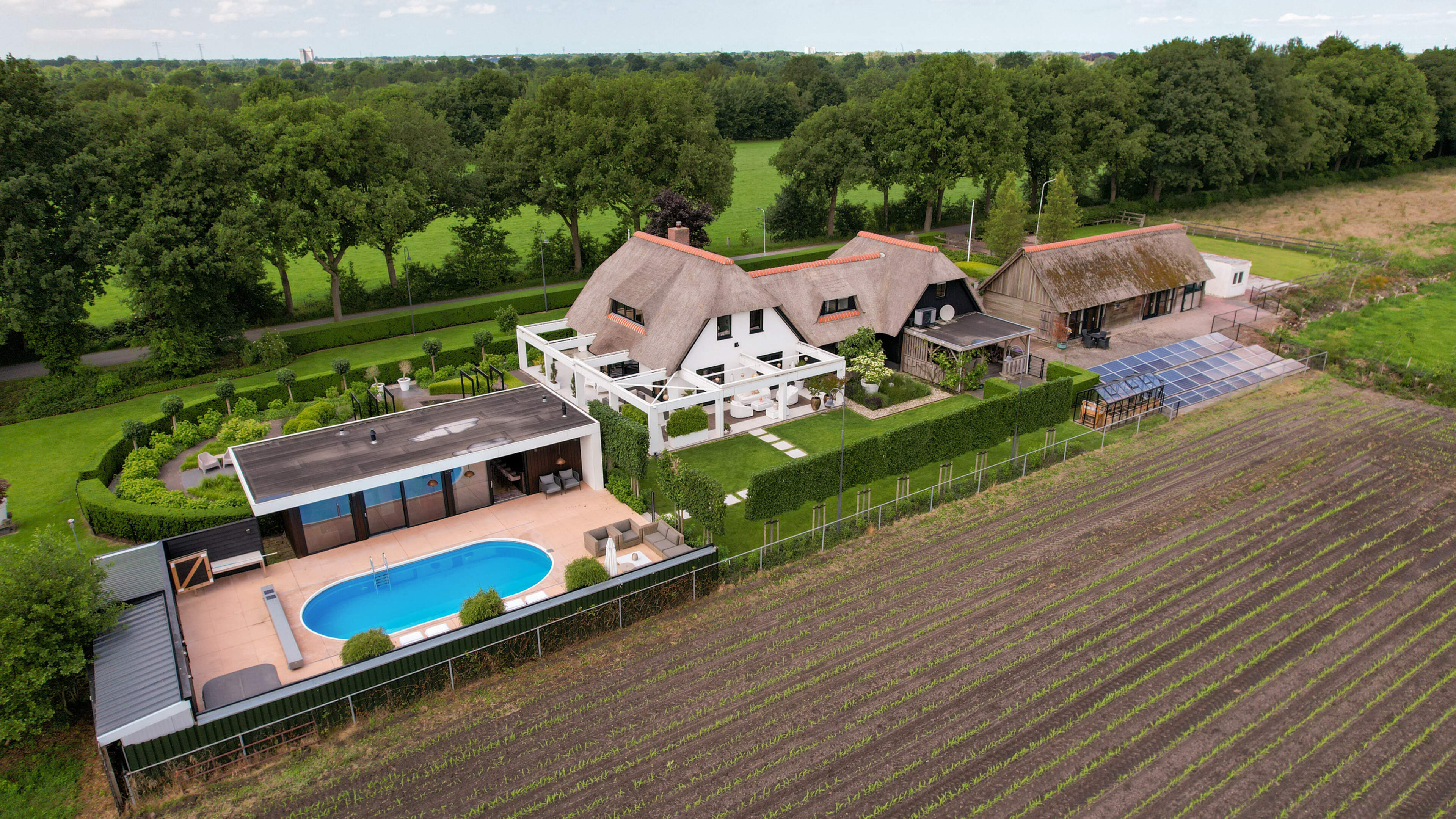 ‘Ibiza in Fryslân.’ Deze villa van 2,2 miljoen euro is een ware hit op Funda: ‘Doet het extreem goed