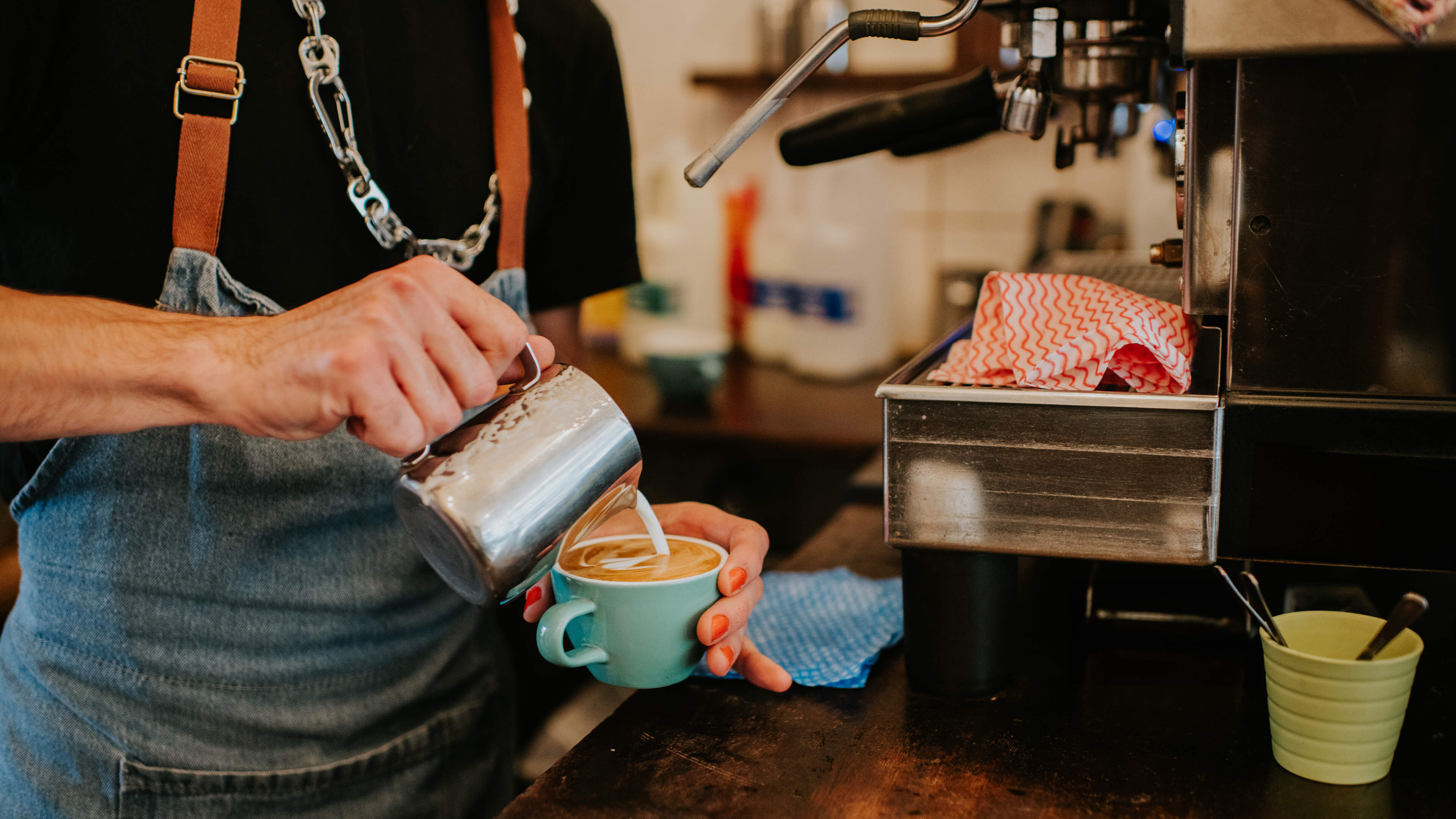 Gewoon een lekker bakkie, waar vind je dat nog? Bij de koffiebar is de koffie uitgegroeid tot een individuele belevenis