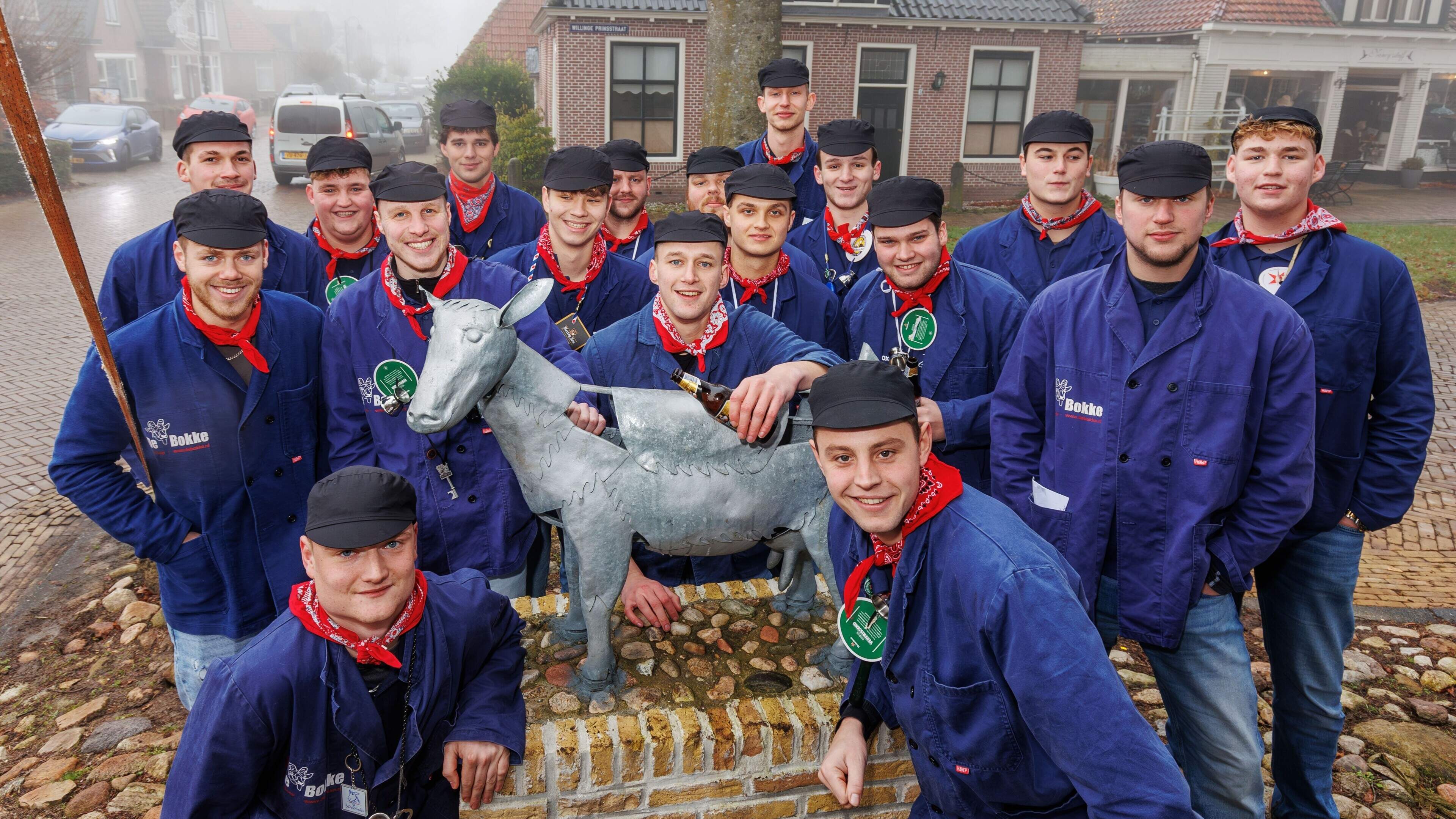 Stunten, borrelen en dorpsliefde: dat is De Geitefok. Maar wat is nou de kracht van de oudejaarsvere