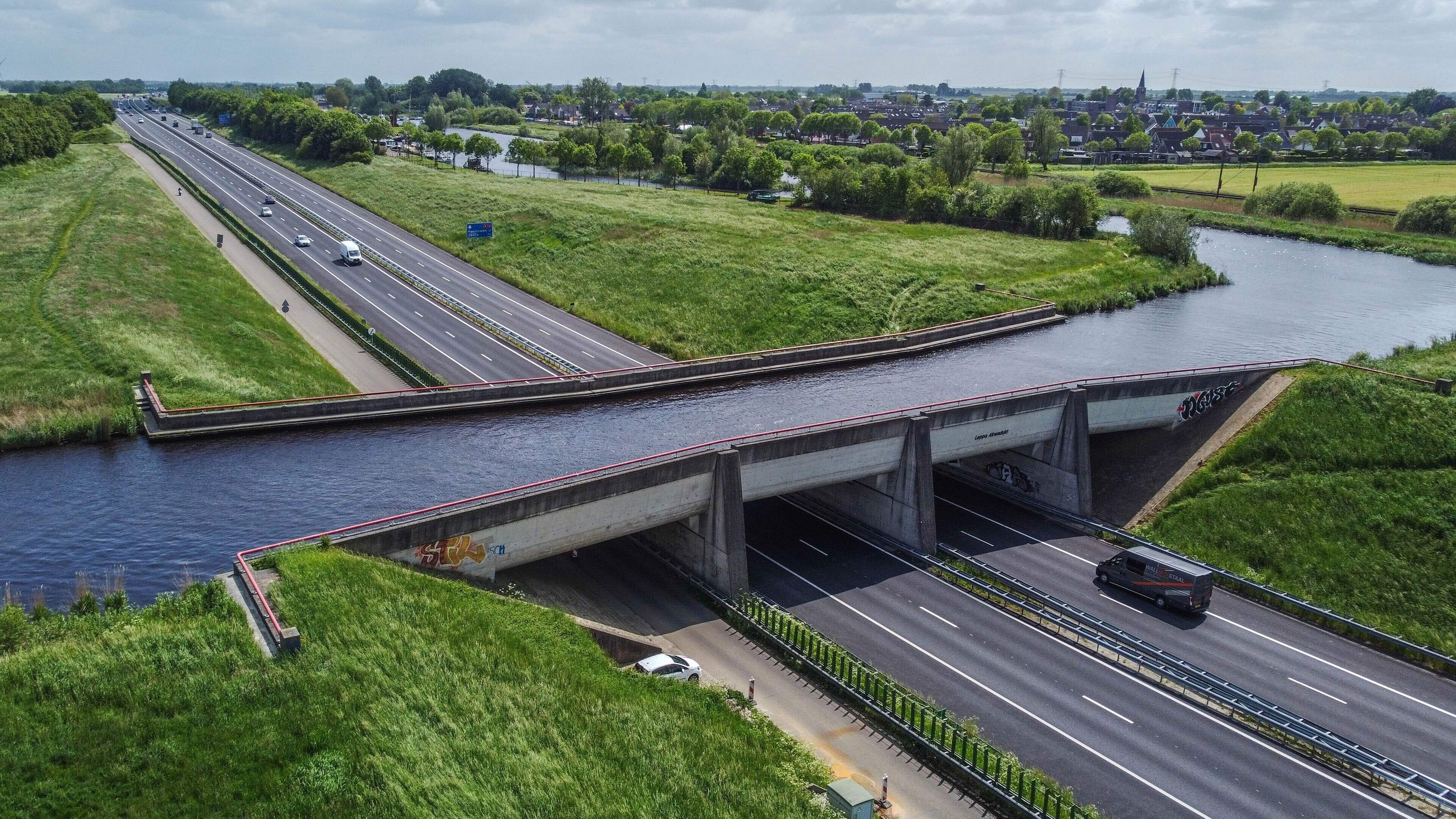 Bedrijf aansprakelijk voor schade aan lekkend Leppa Akwadukt bij Akkrum. ’Kritisch gebied’