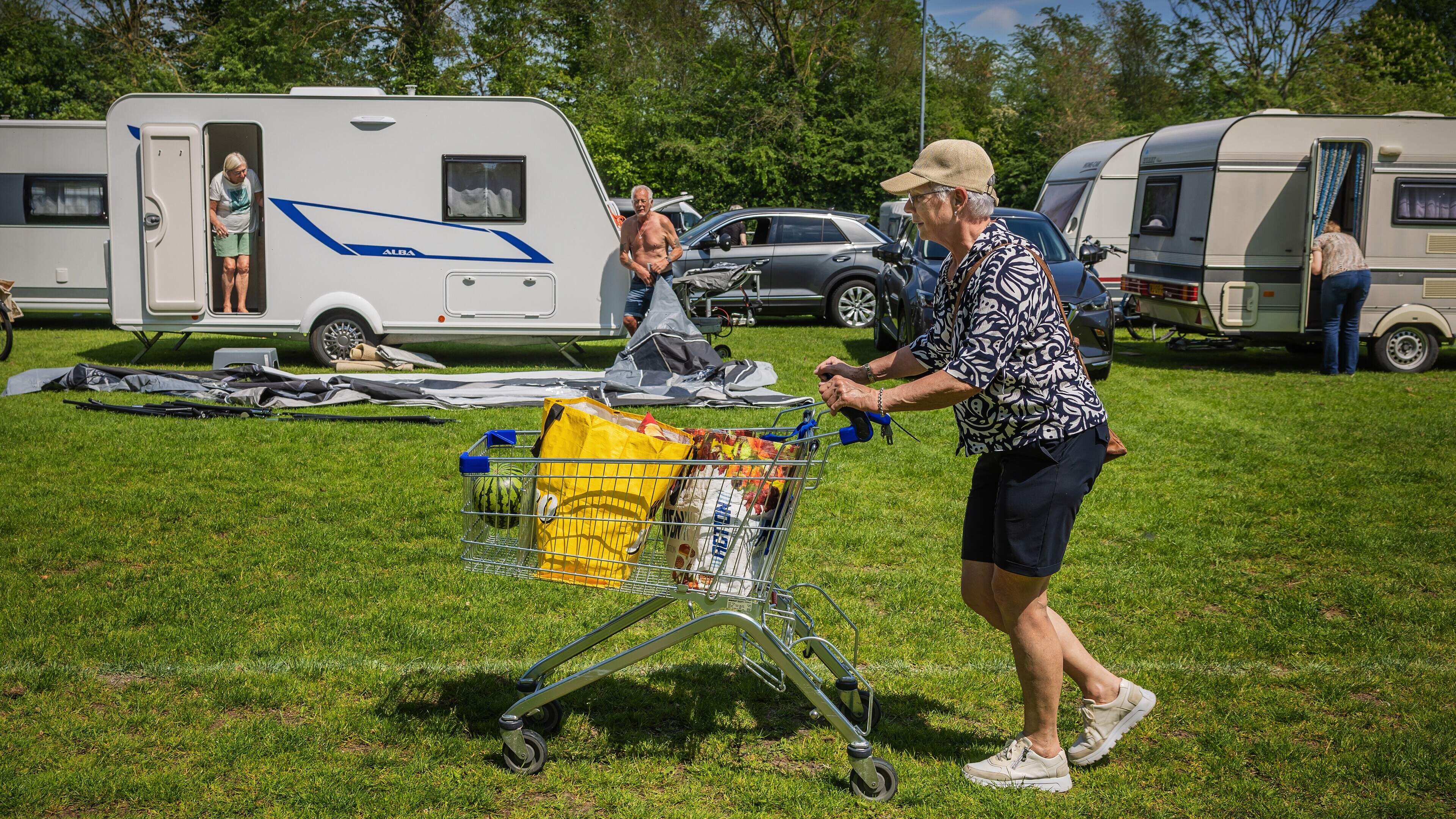 Tenten, knakworsten en Elfstedenkoorts op de pop-up camping in Bolsward: ‘Het is echt een virus’