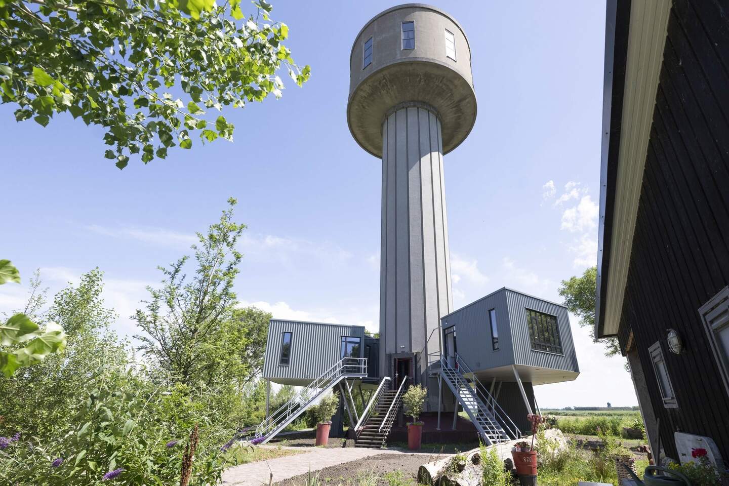 In de voormalige watertoren zitten nu twee appartementen in het oude bassin en beneden zijn ook twee verblijven te vinden.