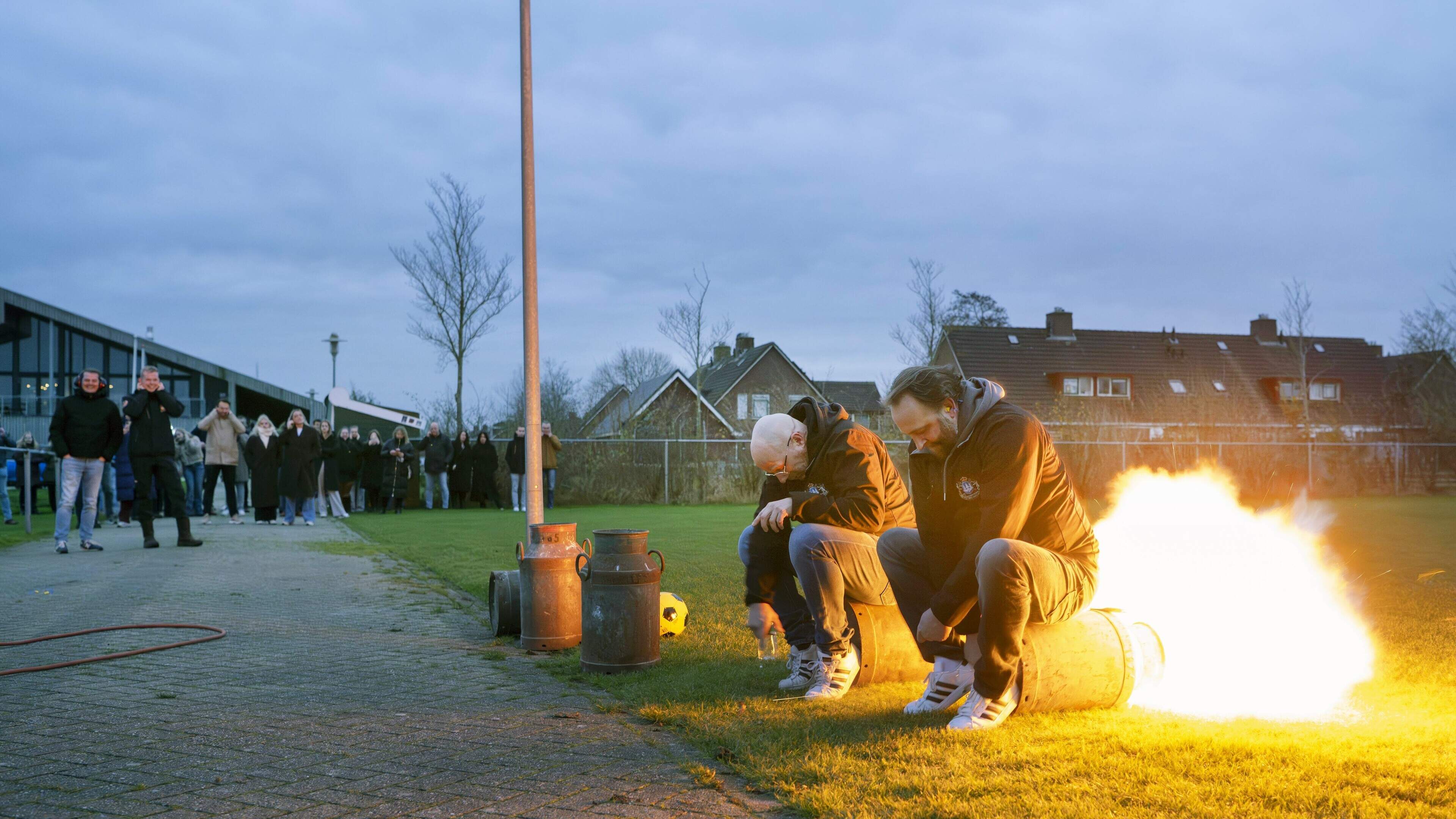 In Burdaard klonk dinsdag de eerste carbidknal van 2025. ‘Wat carnaval is voor het Zuiden, is carbid