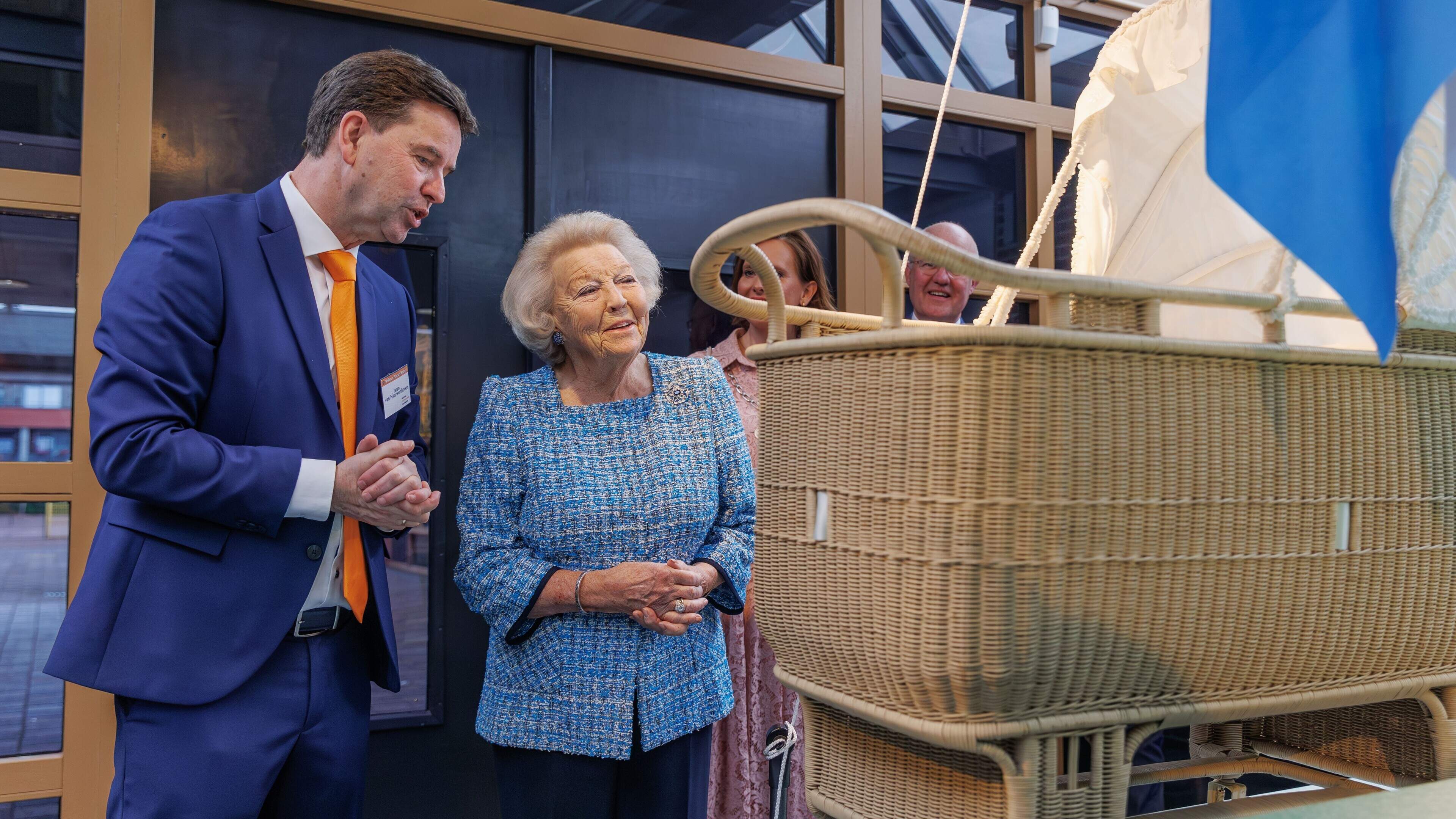 Prinses Beatrix bezocht Vlechtmuseum Noordwolde: ‘Mag ik een selfie? Ik heb iedereen behalve u’
