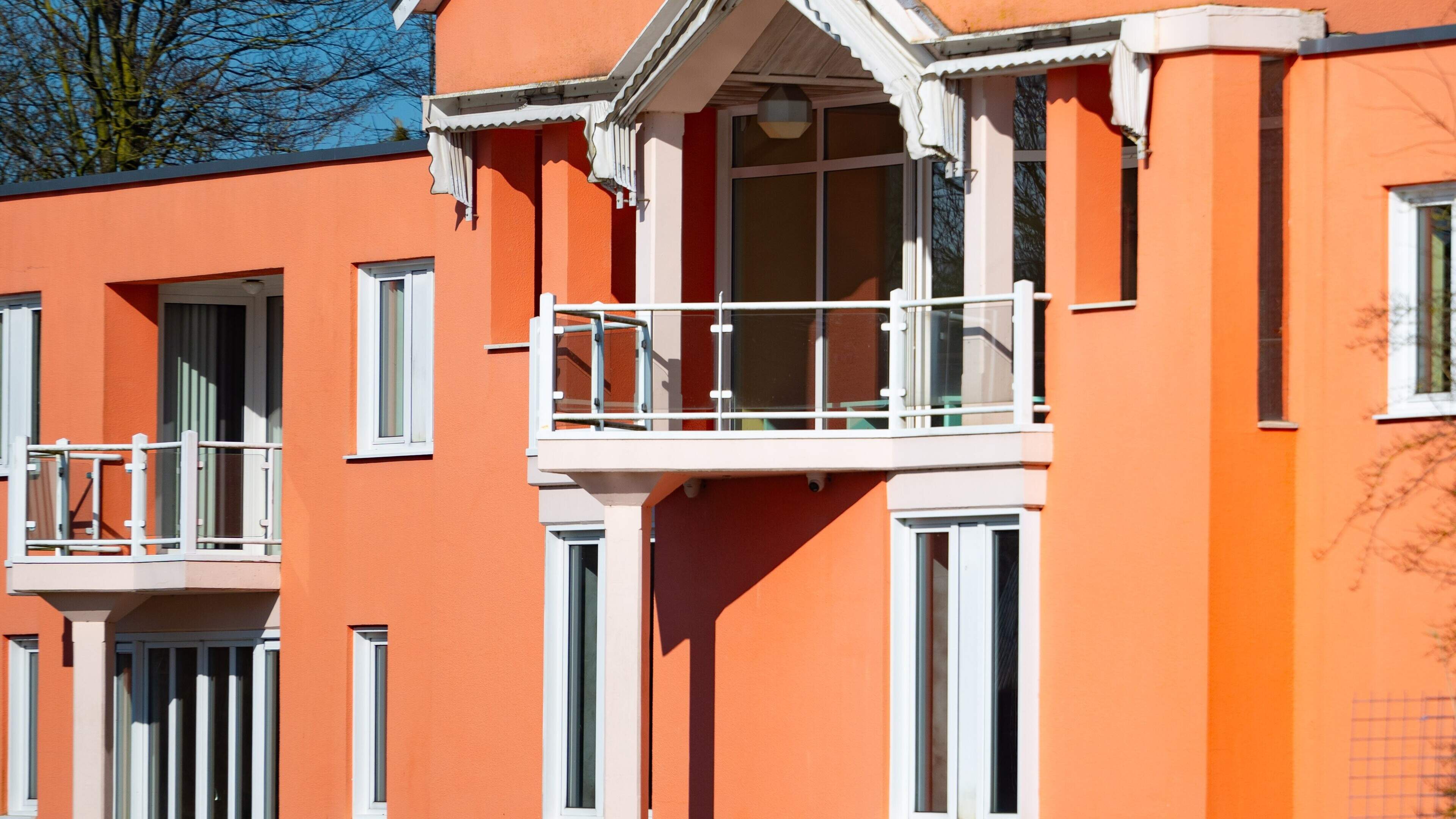 Bekende roze villa aan Dokkumer Ie in Snakkerburen gaat gesloopt worden. ‘Erg blij dat hij verdwijnt