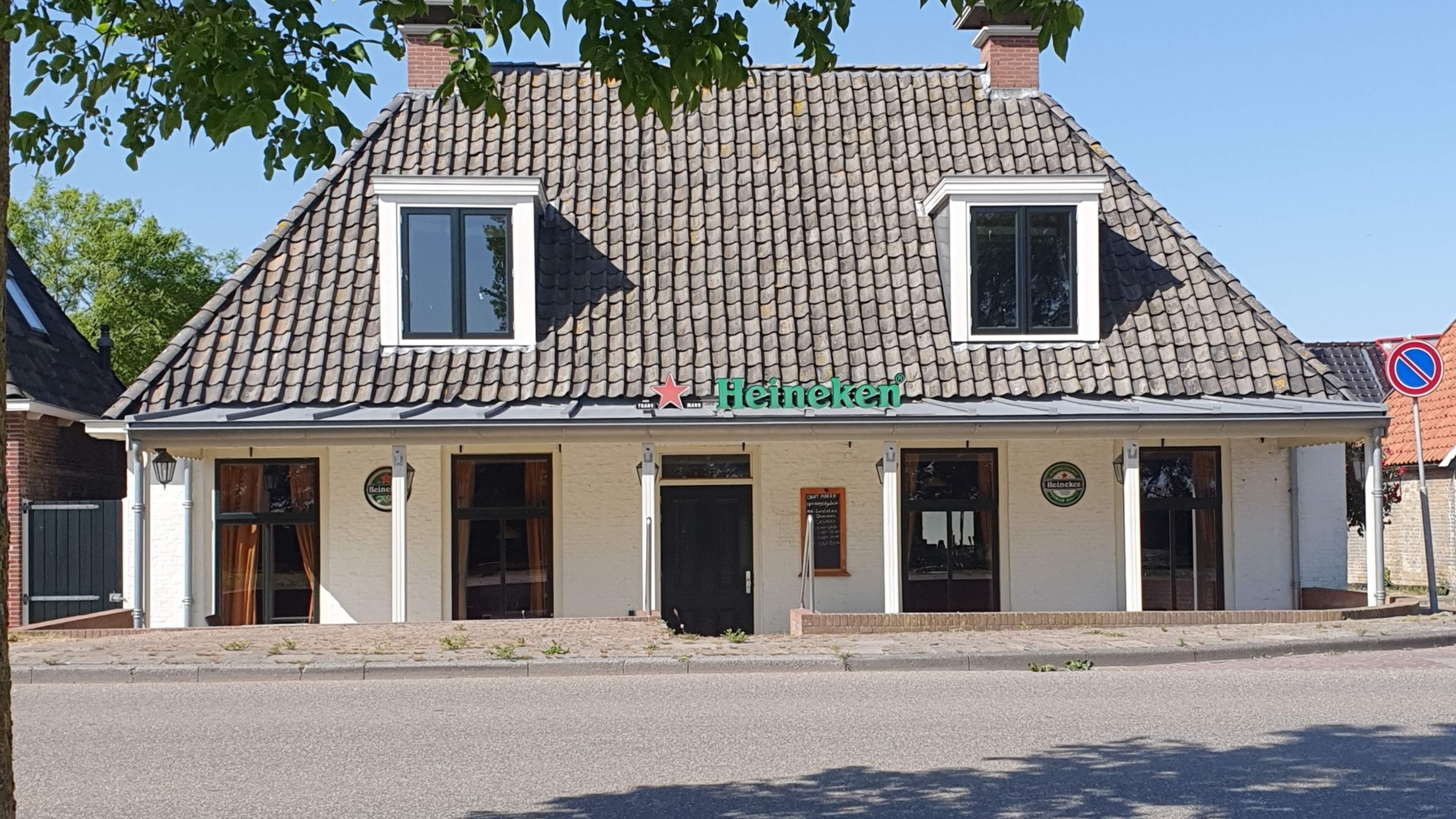 Dochter Piet Paulusma sluit Oant Moarn-café in Herbaijum