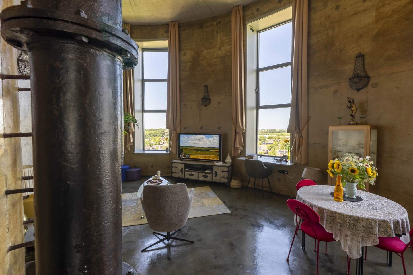 Tijdens de verbouwing was het uitgangspunt om de buizen en betonnen muren zoveel mogelijk zo te laten. Het karakter van de watertoren moest behouden blijven.