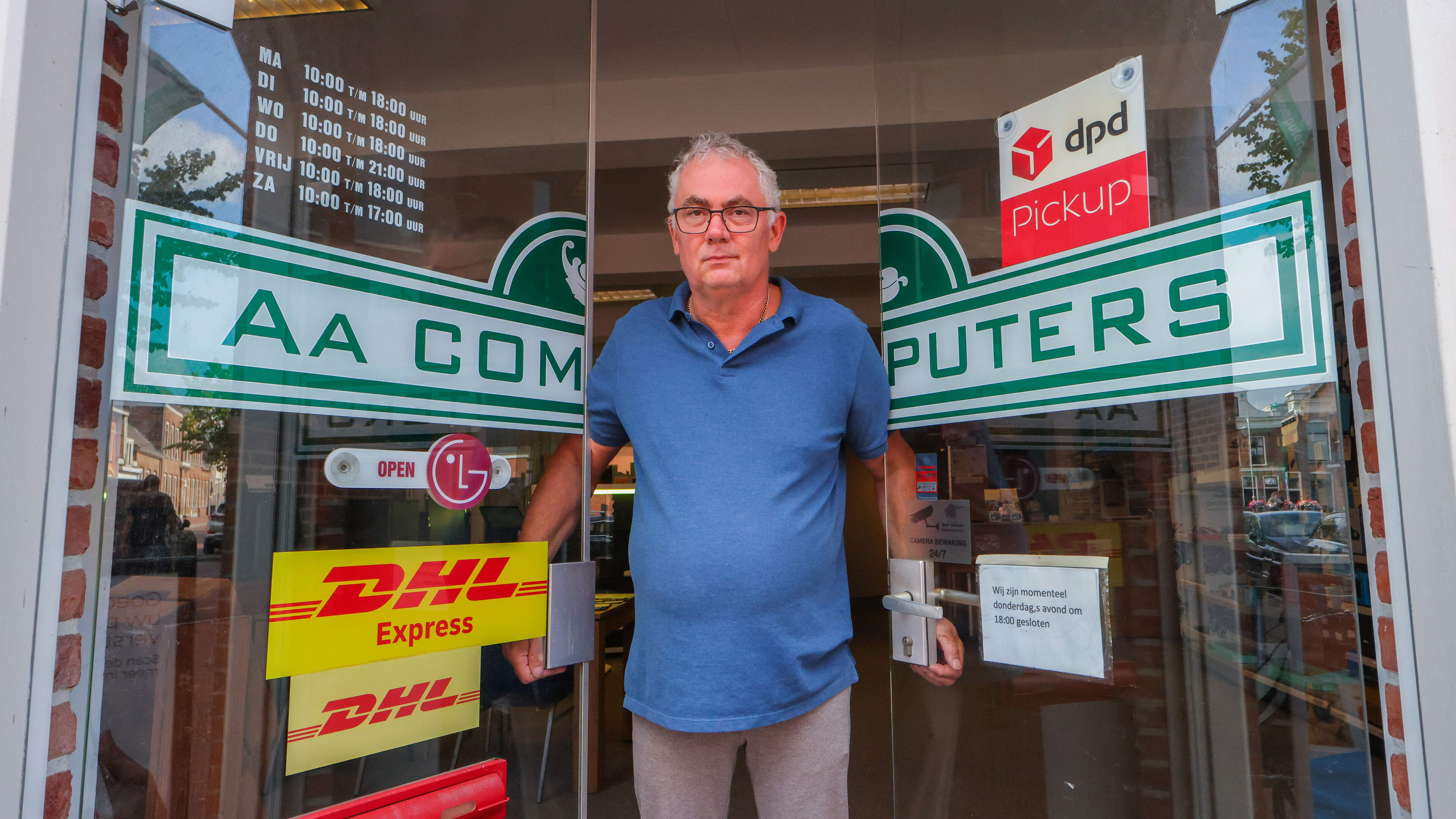 Louis (58) uit Sneek acht keer geschopt door klant die zonder legitimatie pakket wil meenemen
