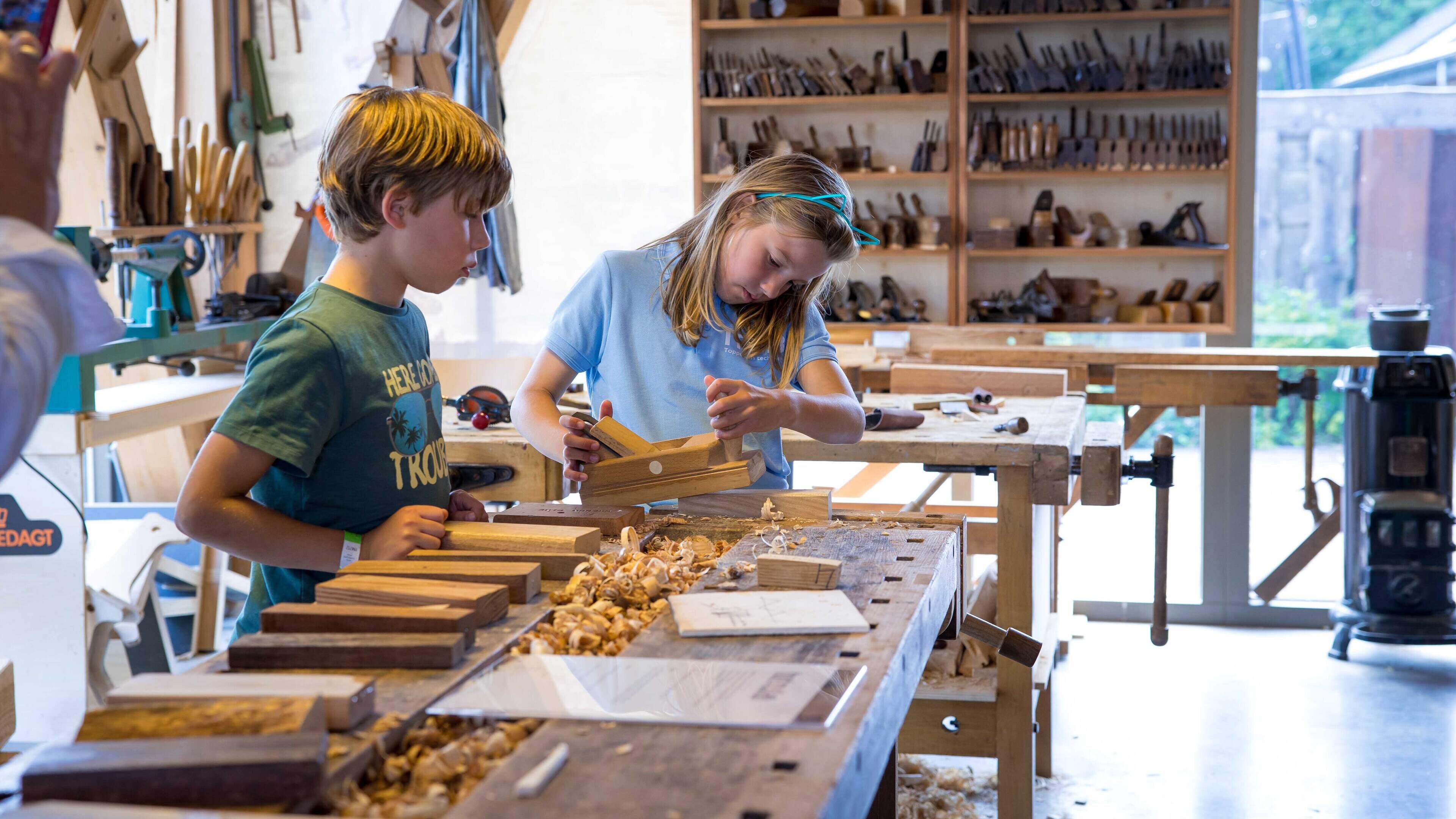 Museum en werkplaats Houtstad IJlst: waar beelden, verhalen en mensen hout snijden