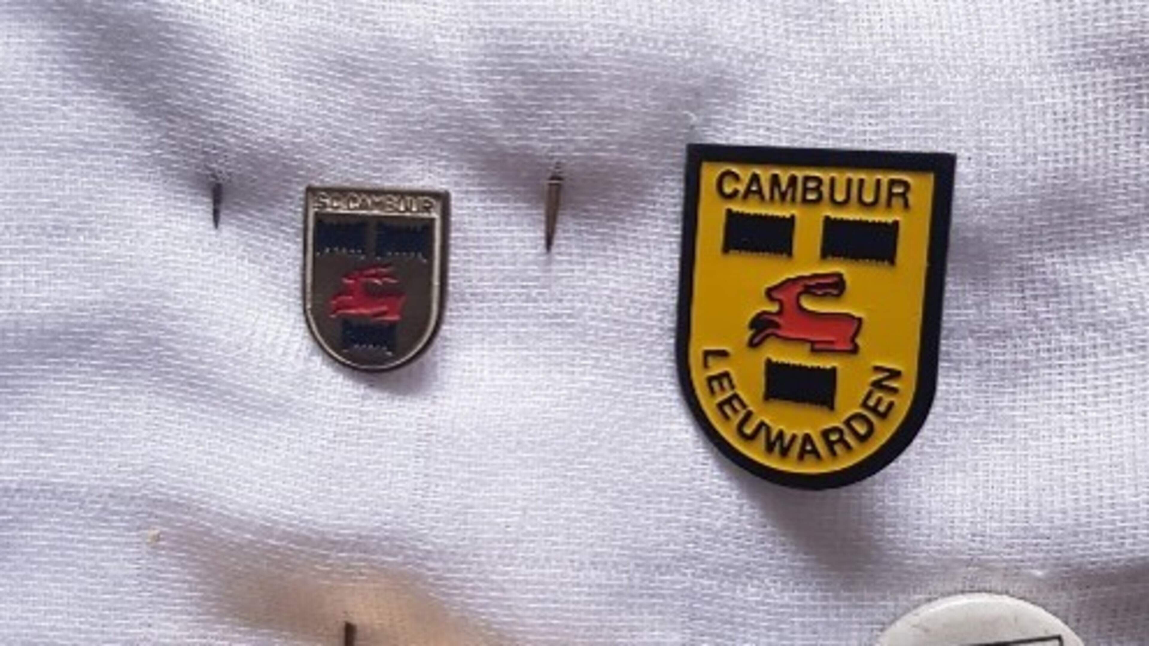 Van speldjes tot wedstrijdboekjes: Meindert (68) uit Akkrum heeft van alles van SC Cambuur