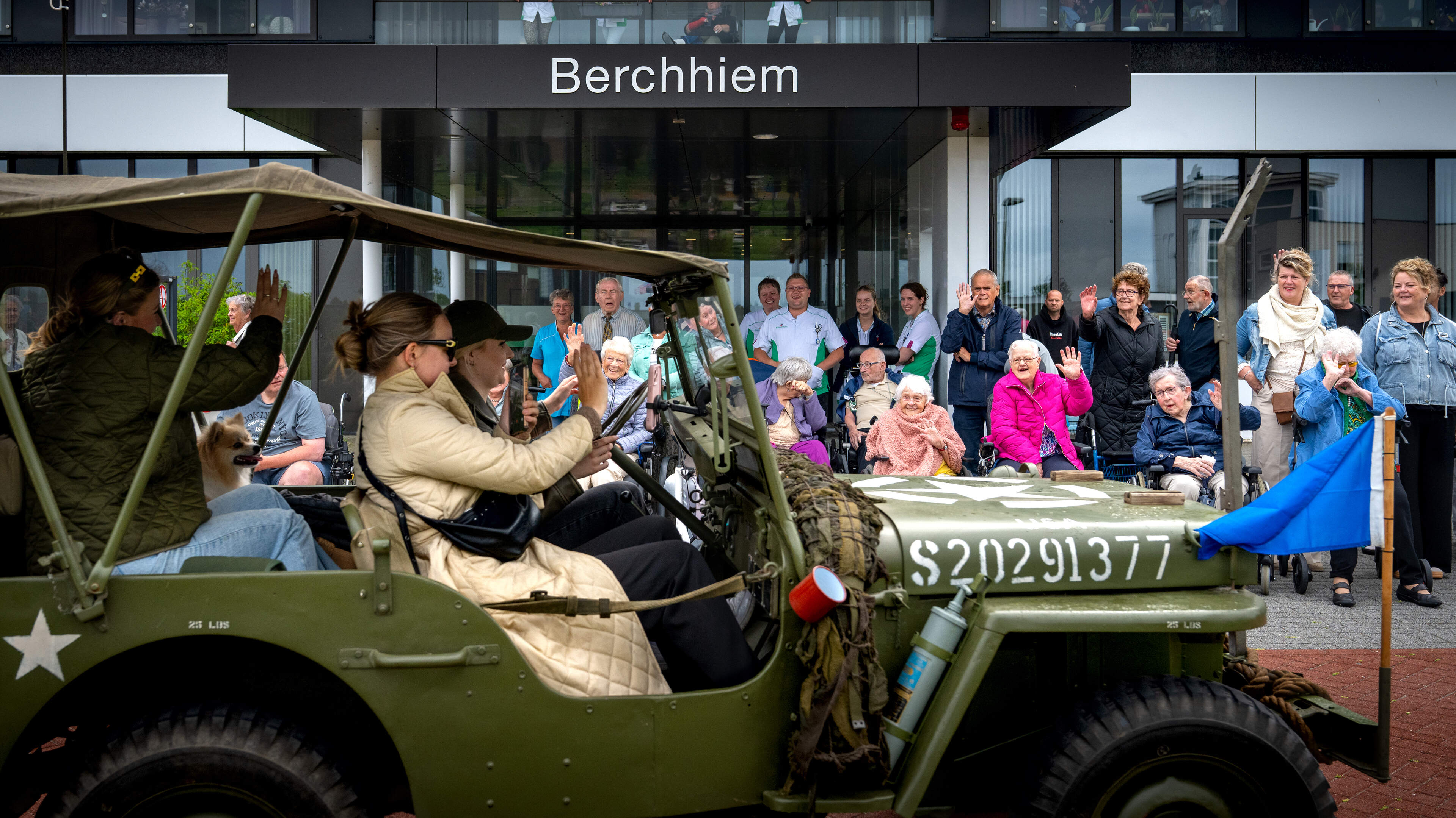 Colonne authentieke voertuigen uit Tweede Wereldoorlog rijdt langs Friese zorgcentra