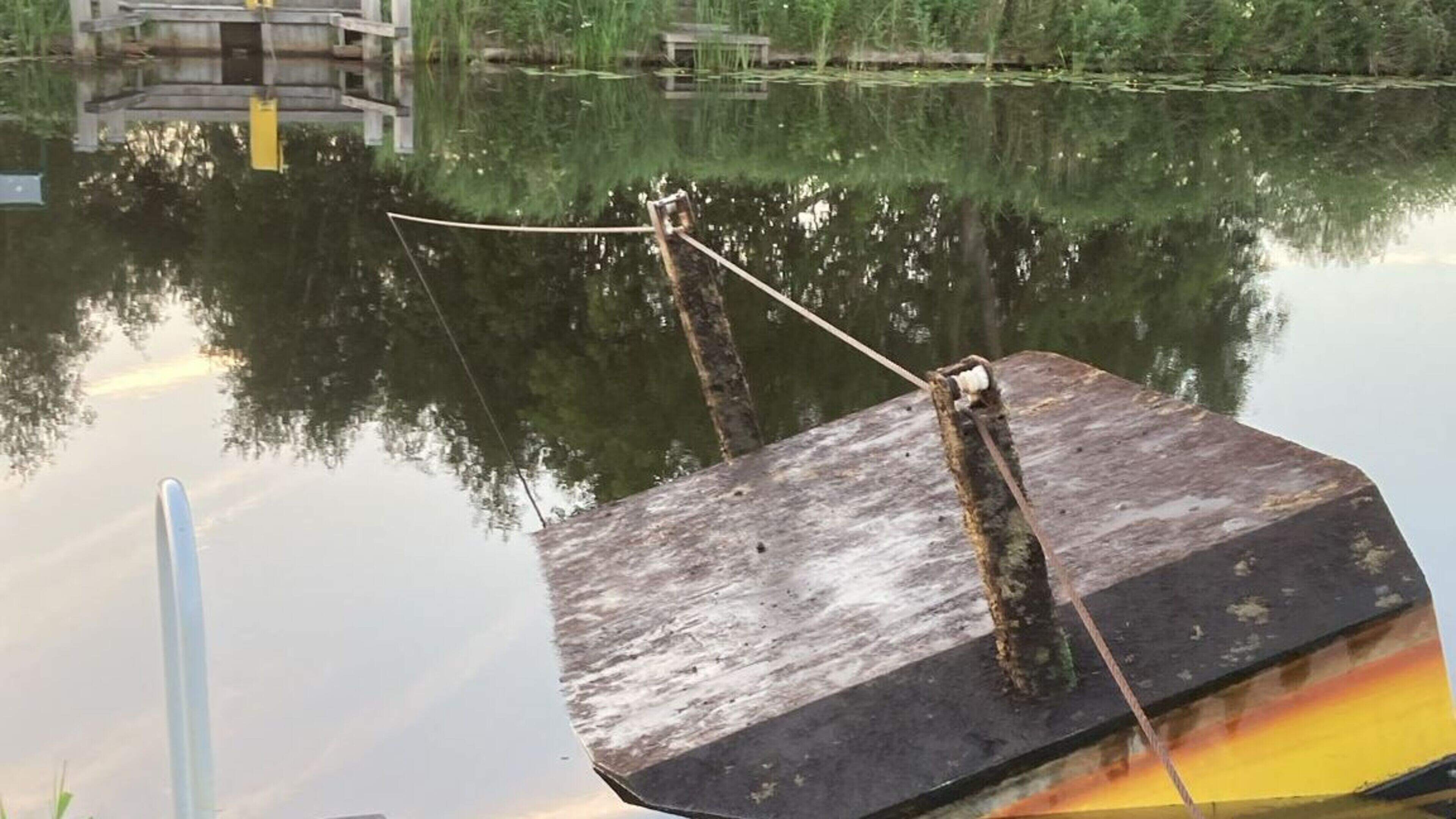 Pont De Deelen bij Luinjeberd uit de vaart gehaald door vernielingen. Toekomst van pontje onzeker