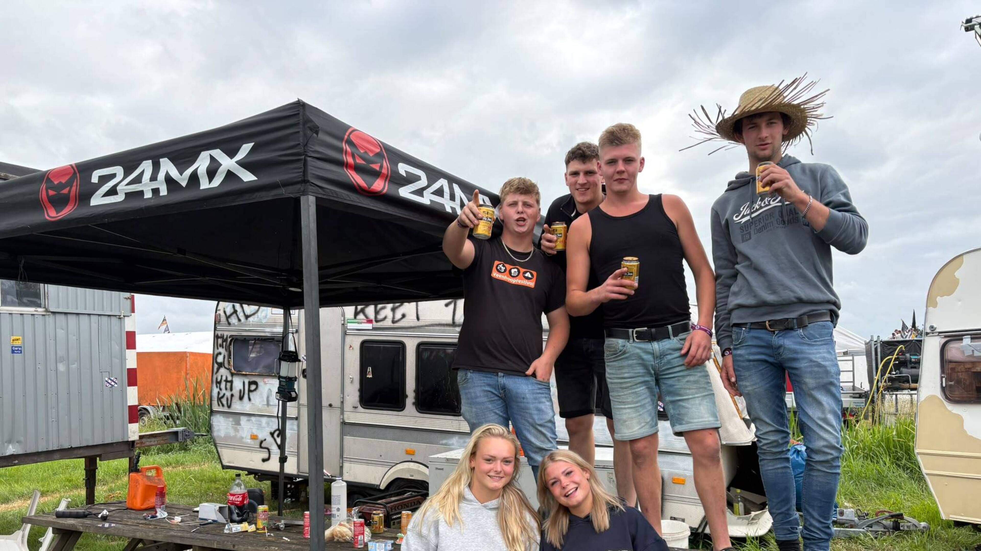 Geen spelletjes, geen poespas. Op De Veenhoop drink je gewoon heel veel bier. ’Op karakter’