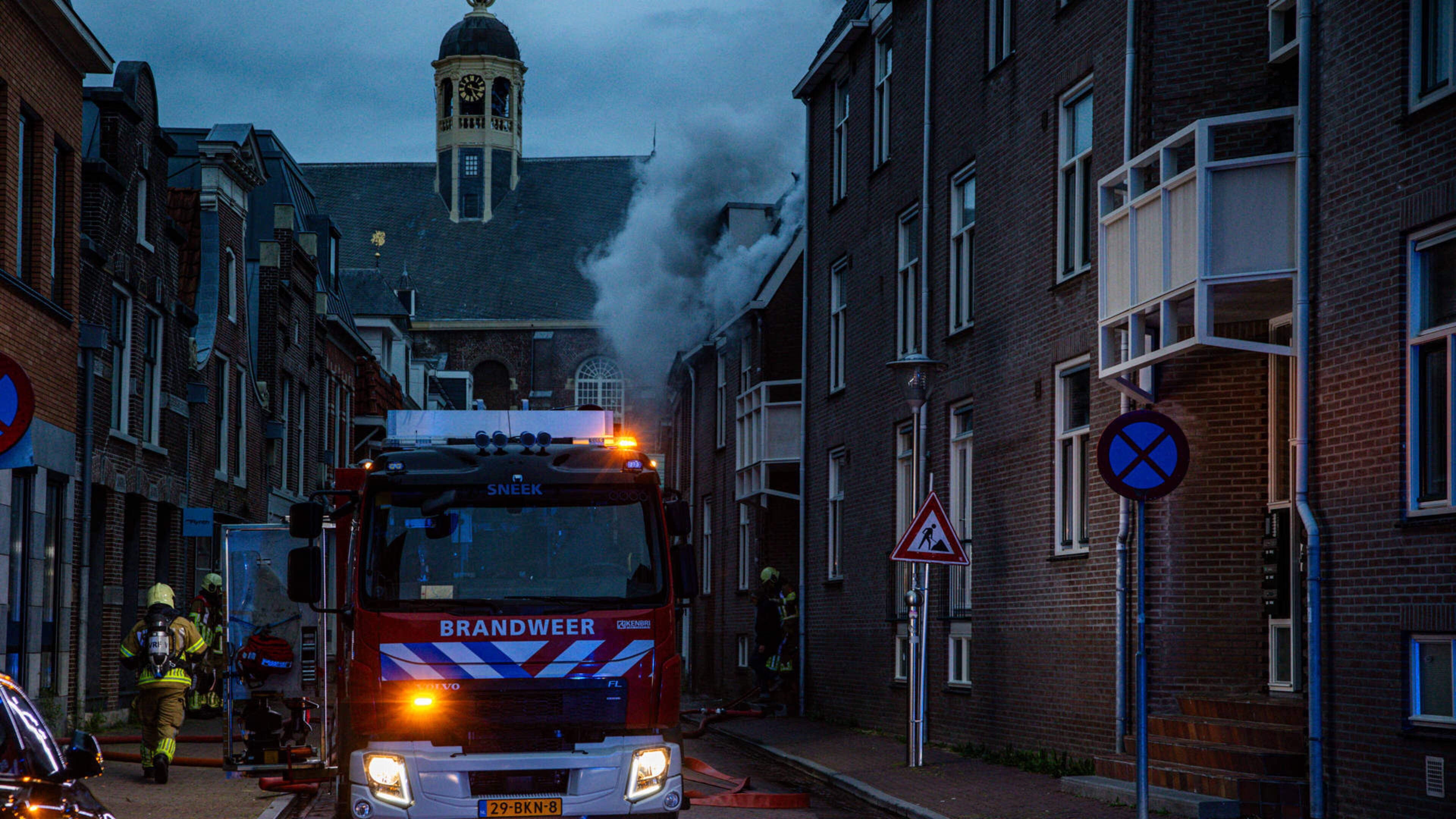 LIVE | Uitslaande brand in flat in Sneek & bestuurder zwaargewond na botsing tegen boom in Bakkeveen