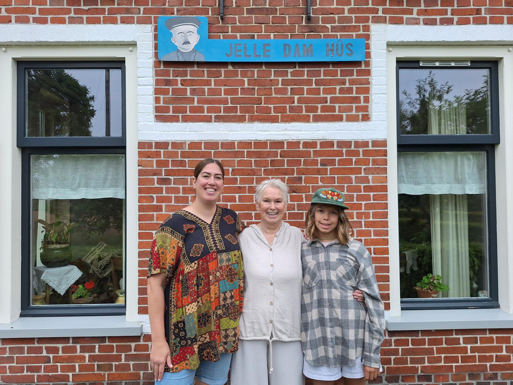 Nazaten Wimke (77), Natalie (46) en Hazel (11) van Jelle Dam op bezoek in De Spitkeet in Harkema