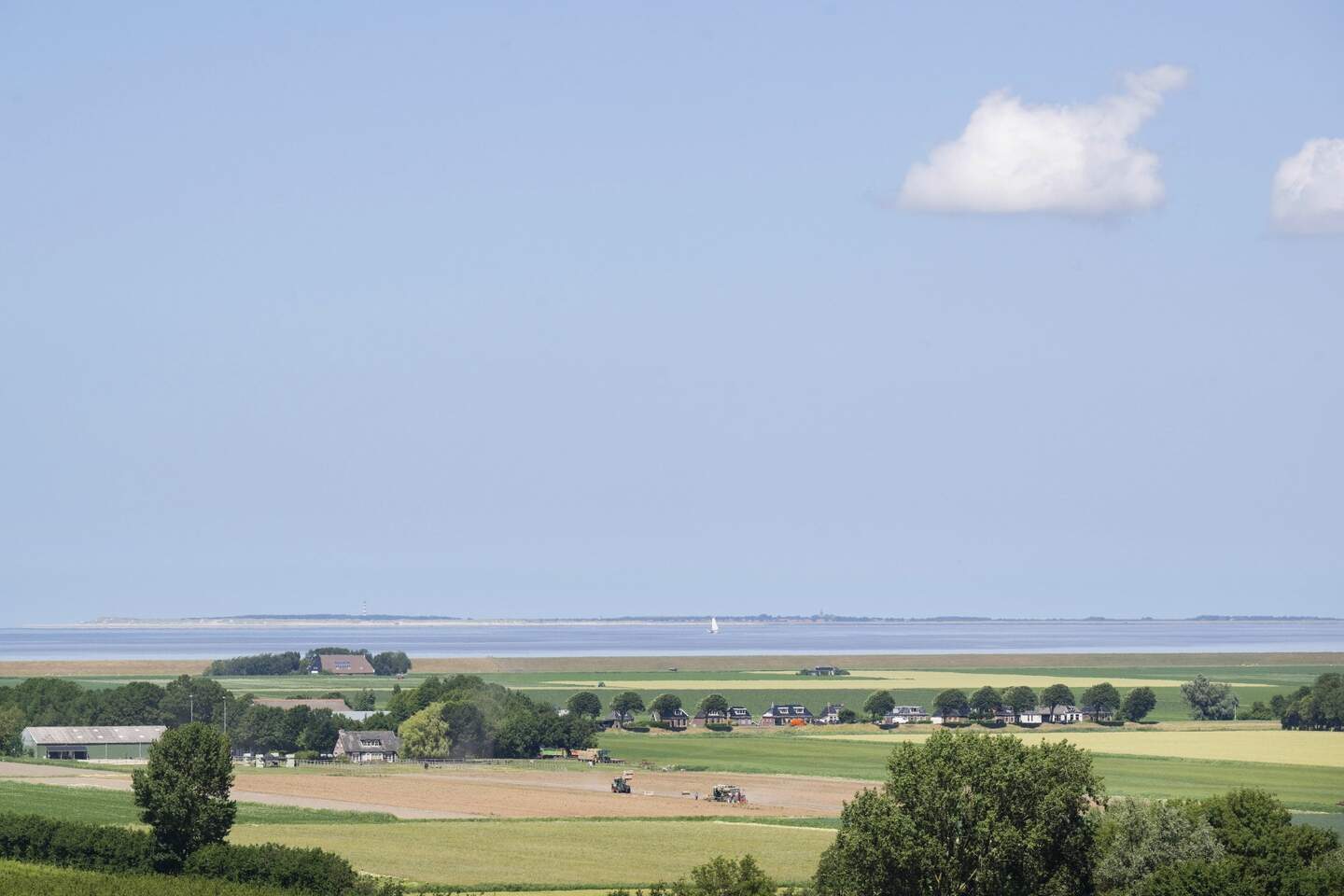 Op het dak staan nautische kijkers. Daarmee kunnen gasten vanaf het dak de vuurtoren van Ameland zien, die met het blote oog ook al is waar te nemen.