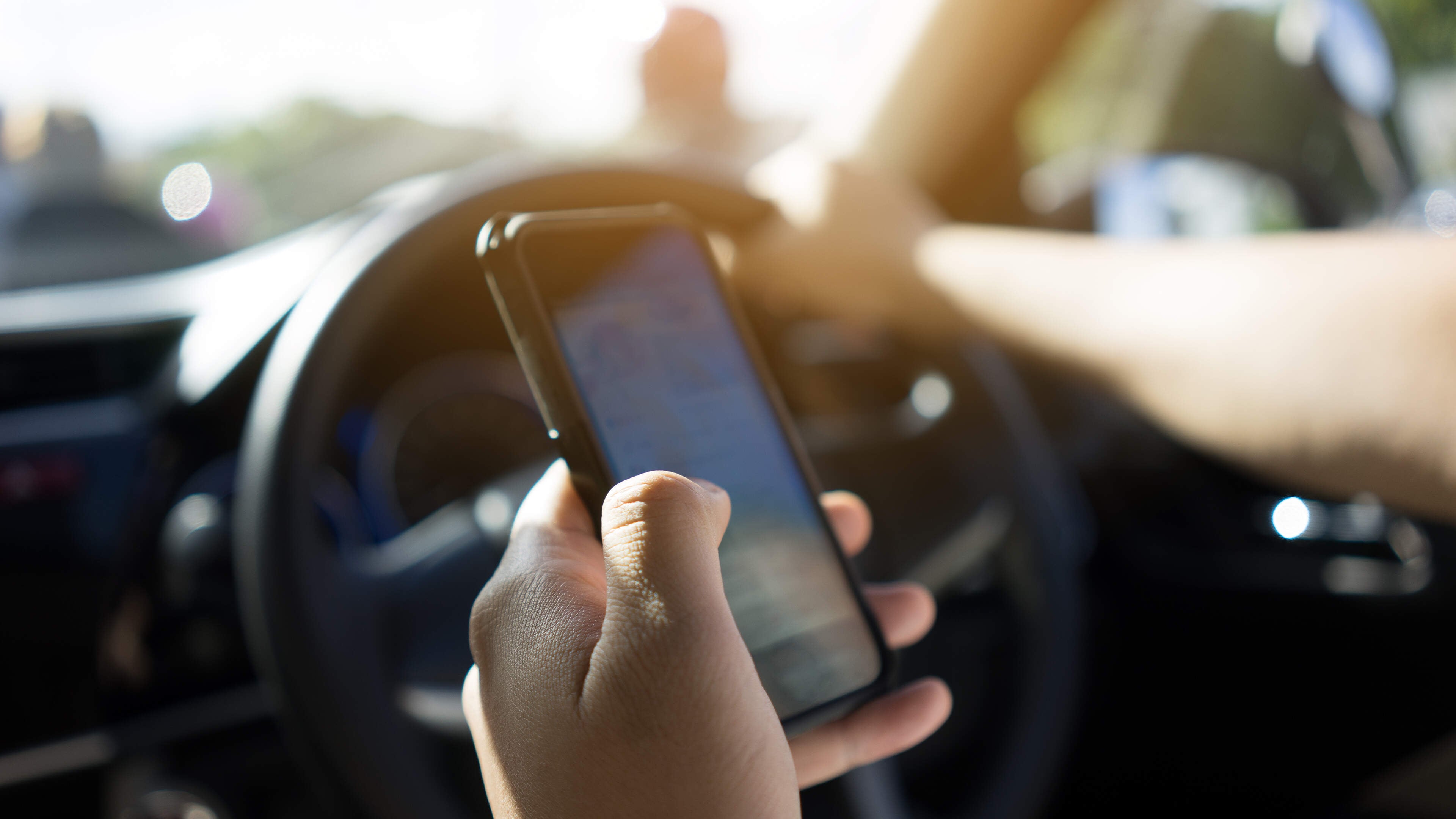 Man krijgt boete voor gebruik telefoon in de auto, maar ontkent. ’Ik was koekjes aan het eten’