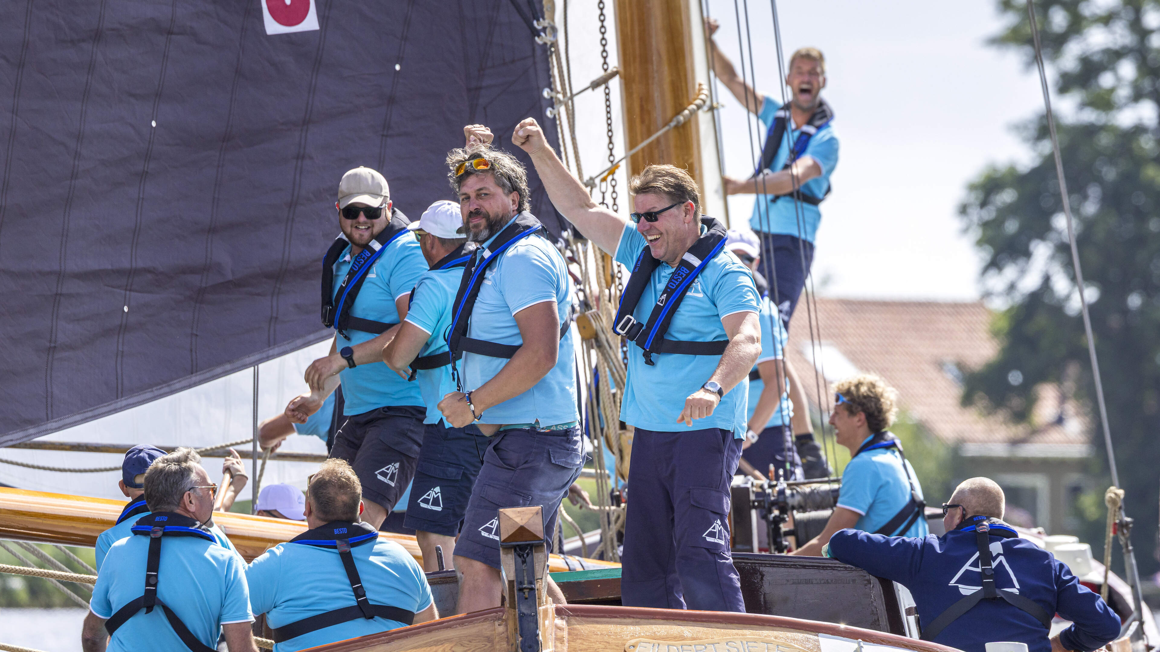 SKS-schipper Pieter Meeter wint eindelijk weer met Akkrum: ’Mijn stem houdt op, maar de rest werkt p