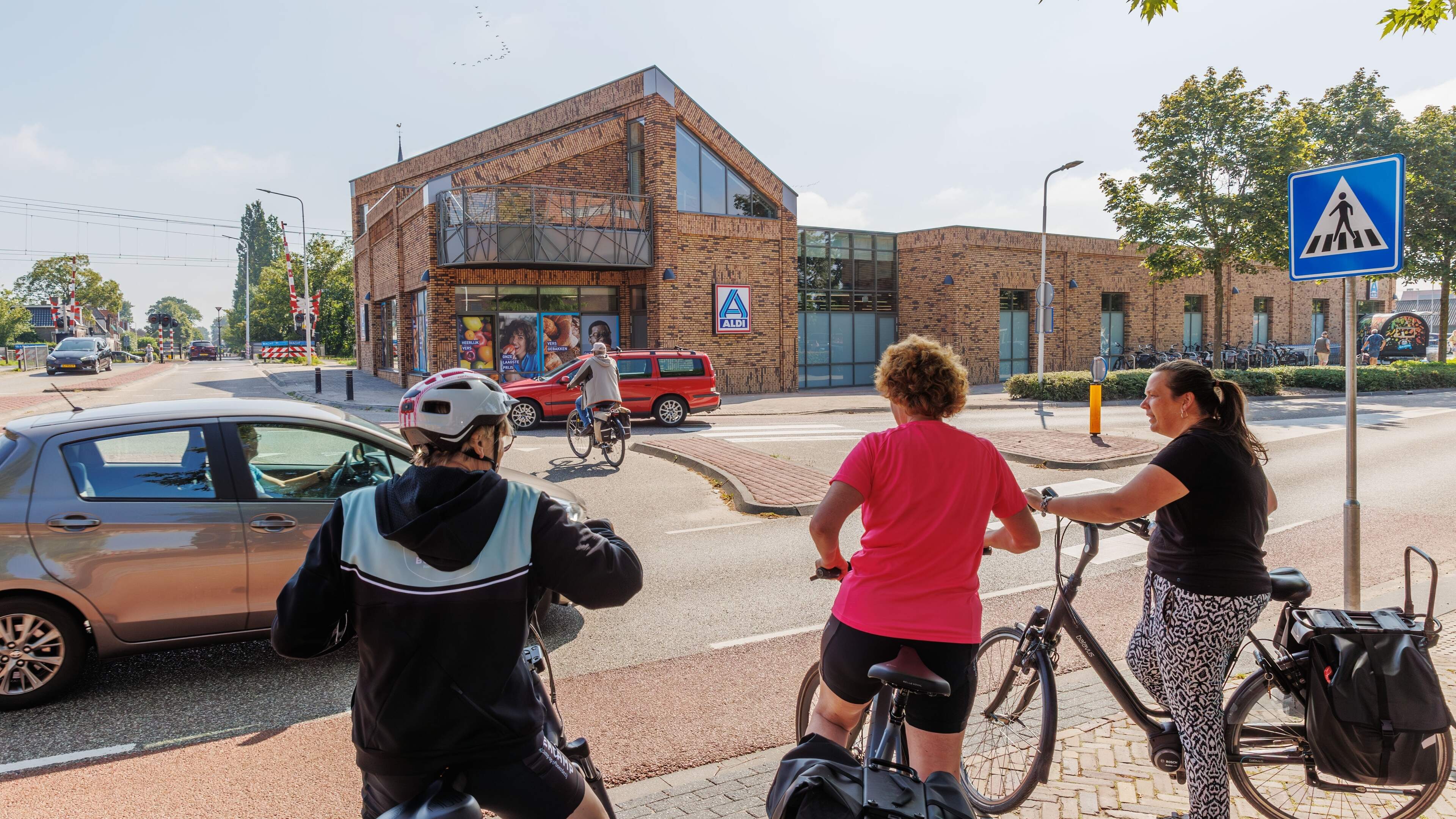 Nieuwe Aldi in Wolvega opent, maar omwonenden hekelen verkeerschaos Spoorlaan: ’Dit is één grote pui