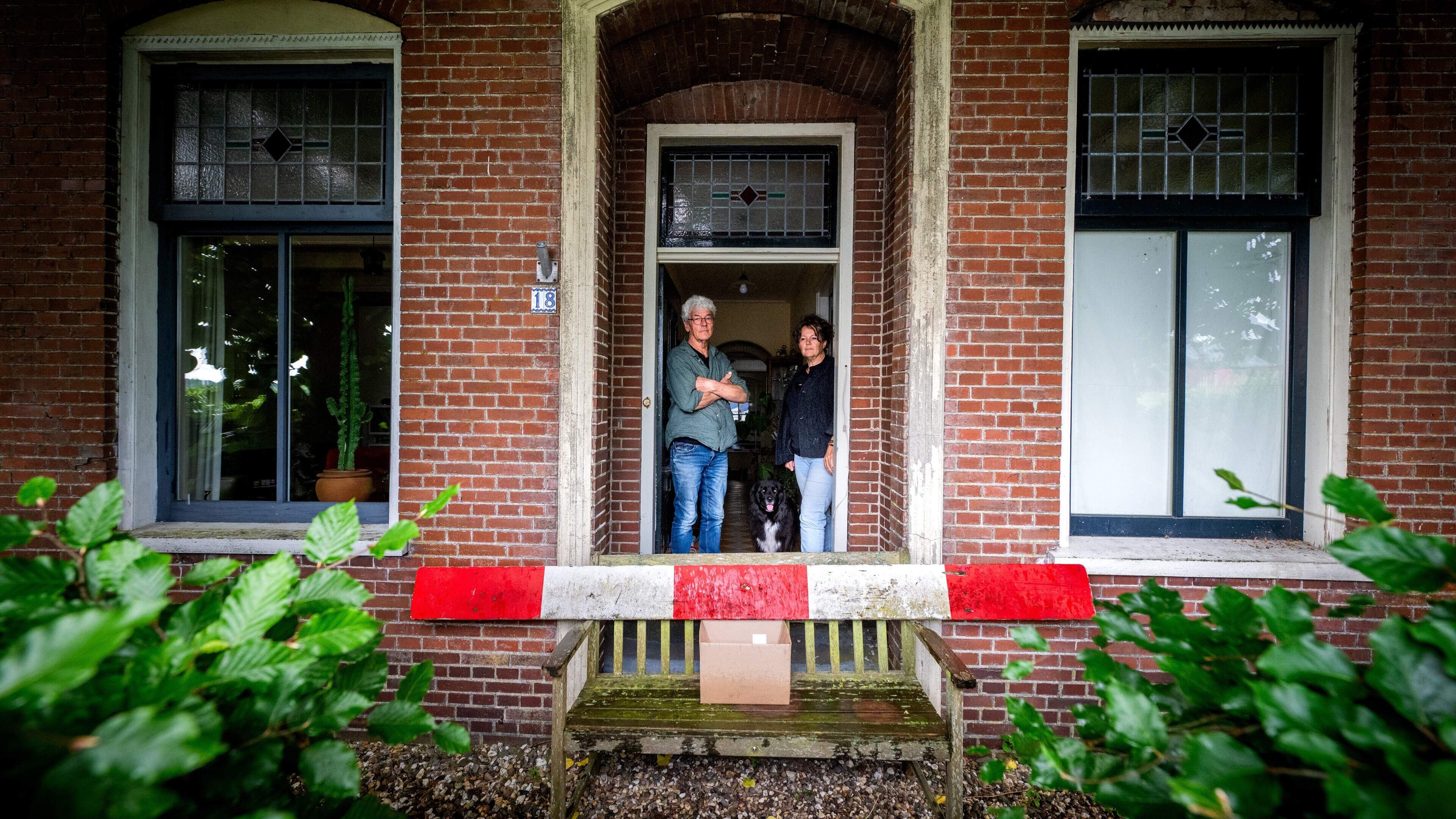 Terwijl het huis van Appie (67) en Anja (61) uit Augustinusga langzaam het kanaal in zakt, is de vra