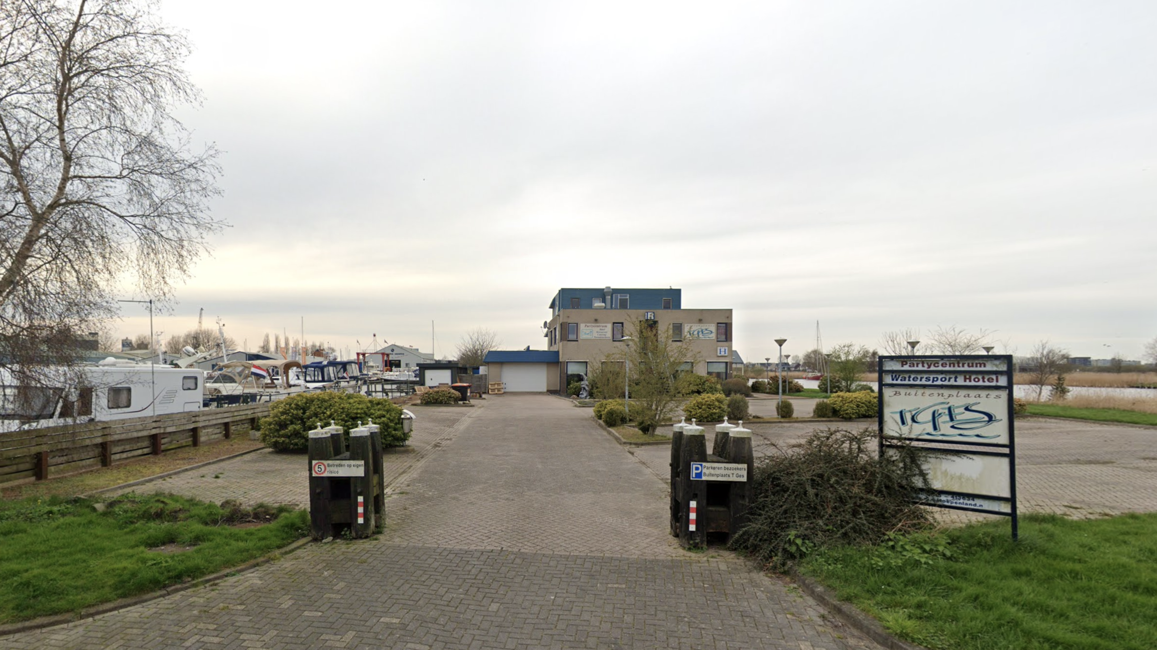 Voormalig hotel De Buitenplaats in Sneek wordt tijdelijke woonplek voor statushouders