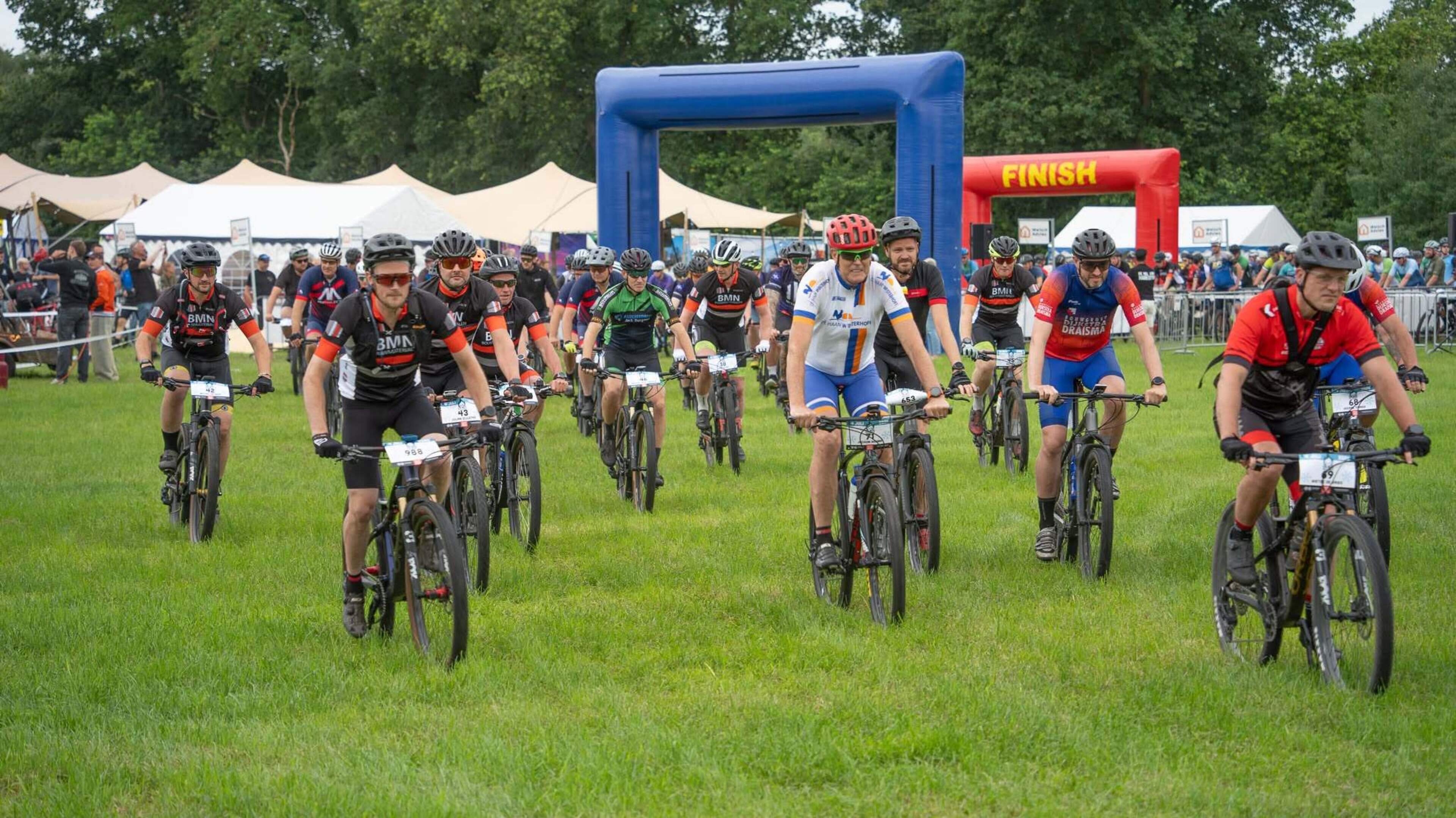 Jens van ’t Wout luidt Hel van Harkema in: 1200 bikers trotseren de modder