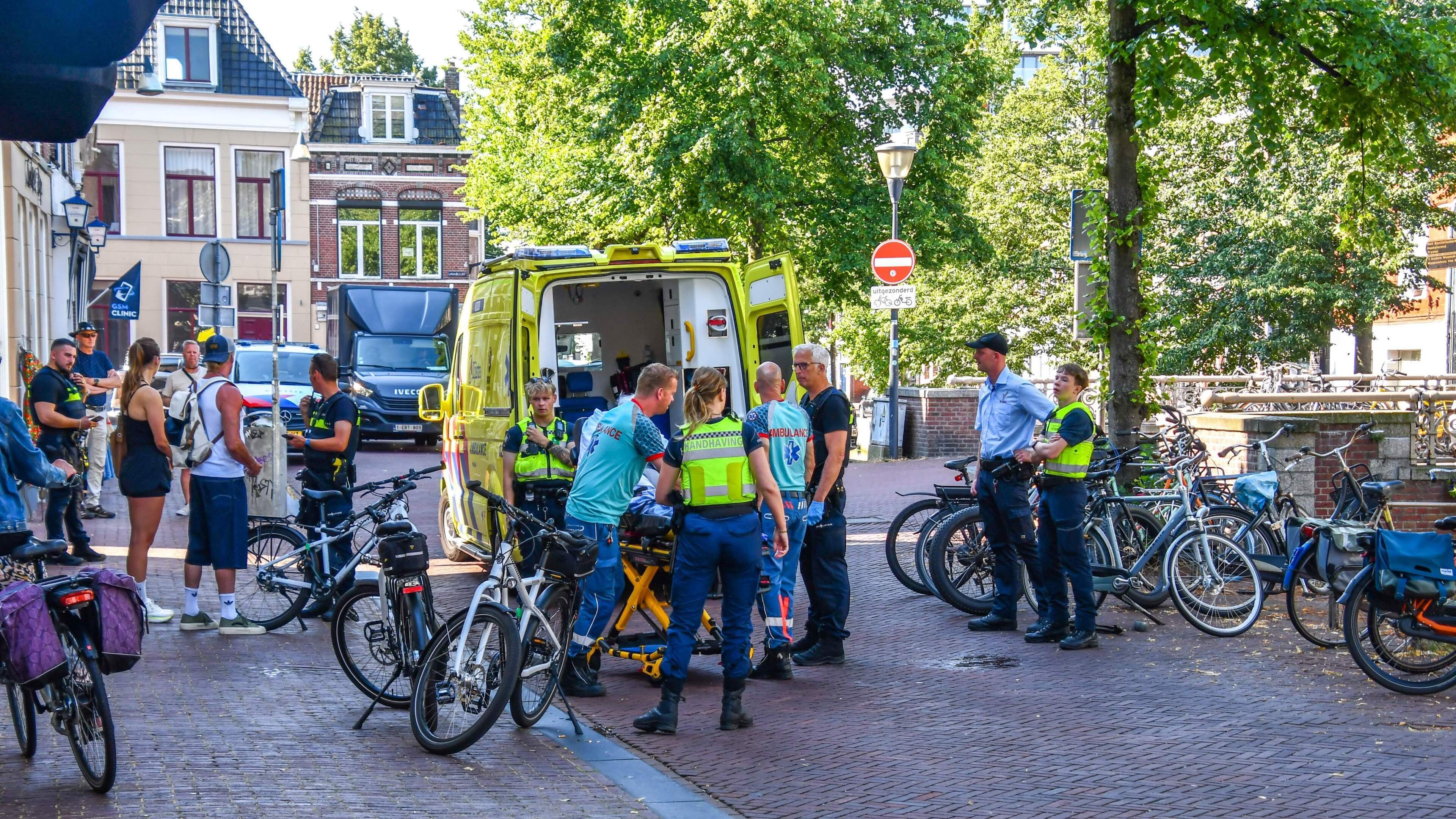 Fietser raakt gewond bij aanrijding in Leeuwarden, automobilist rijdt door