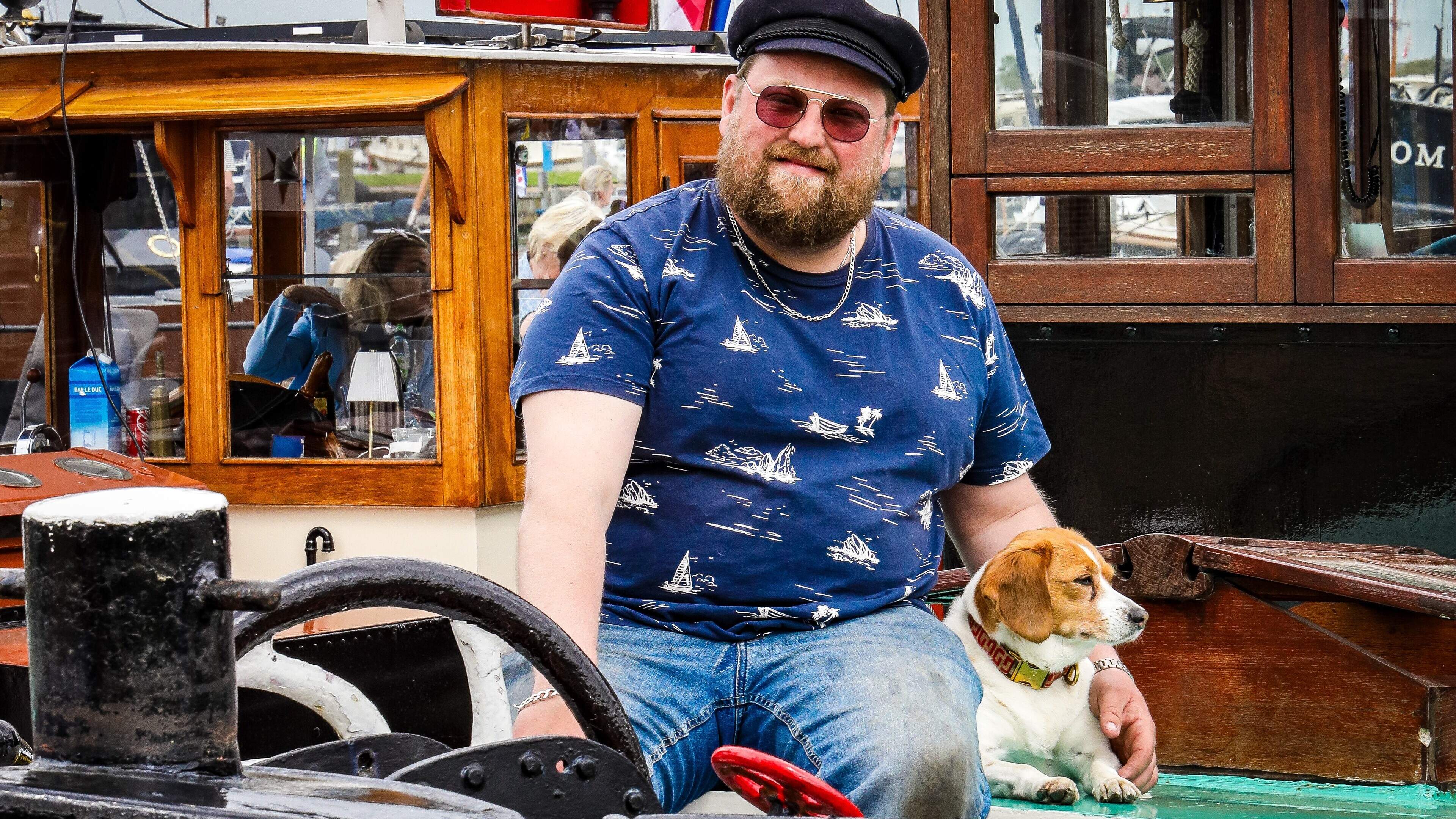 Frerik de Swetser (32) is zanger én sleepbootschipper. ‘In sleepboat moat krom wêze. As in banaan’
