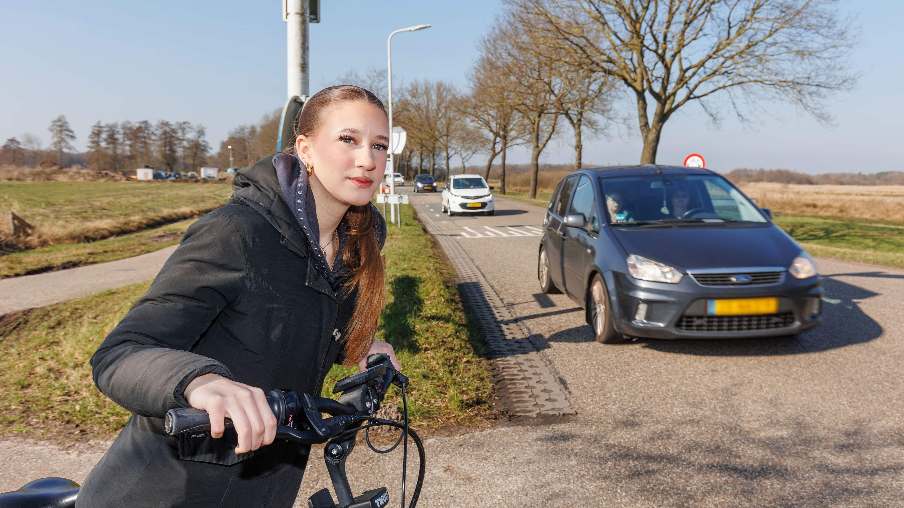 Roep om fietspad langs drukke weg tussen Wolvega en Noordwolde: ‘Auto’s racen hier’