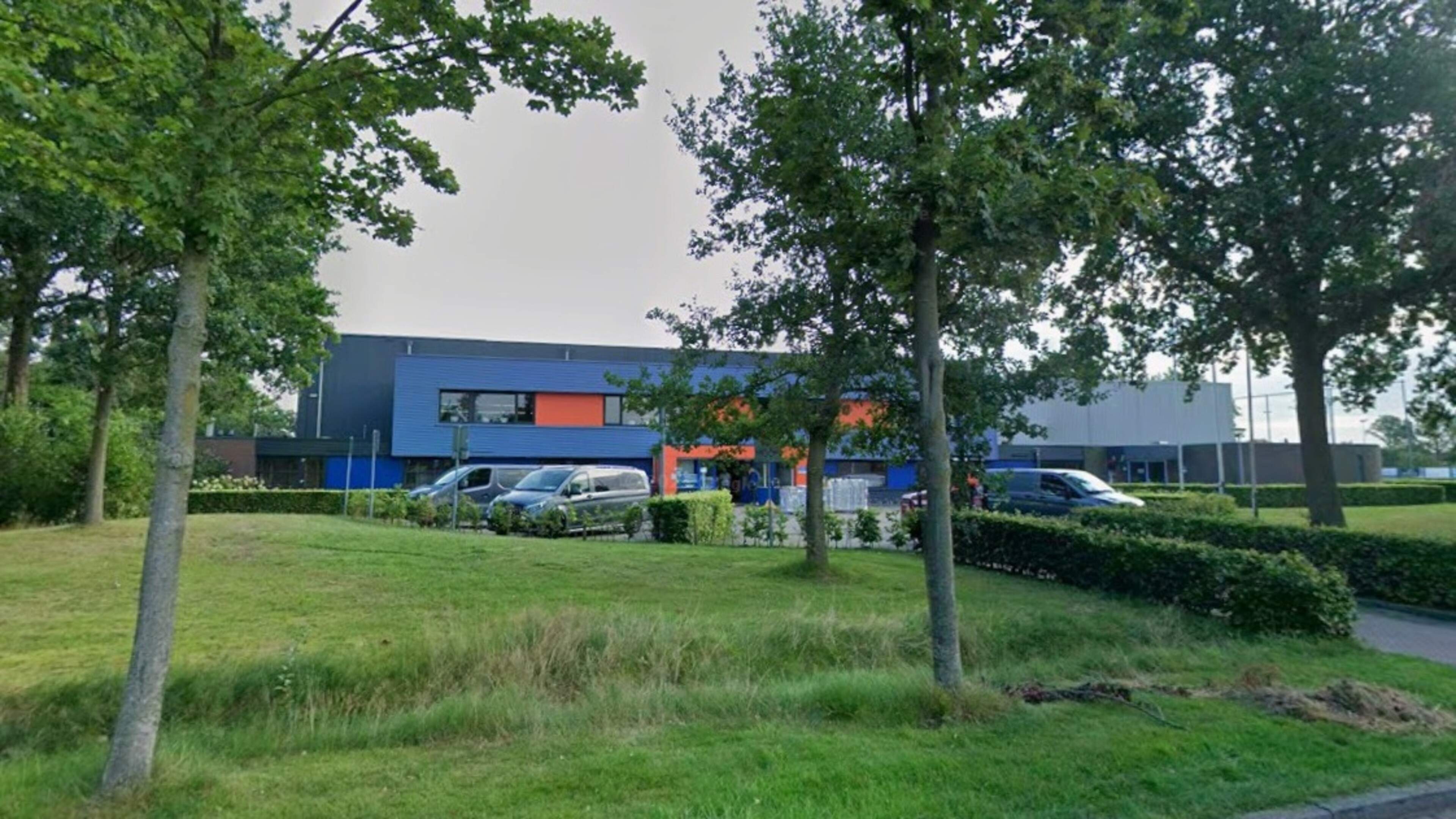Sporthal in Surhuisterveen dient als tijdelijke opvanglocatie van asielzoekers