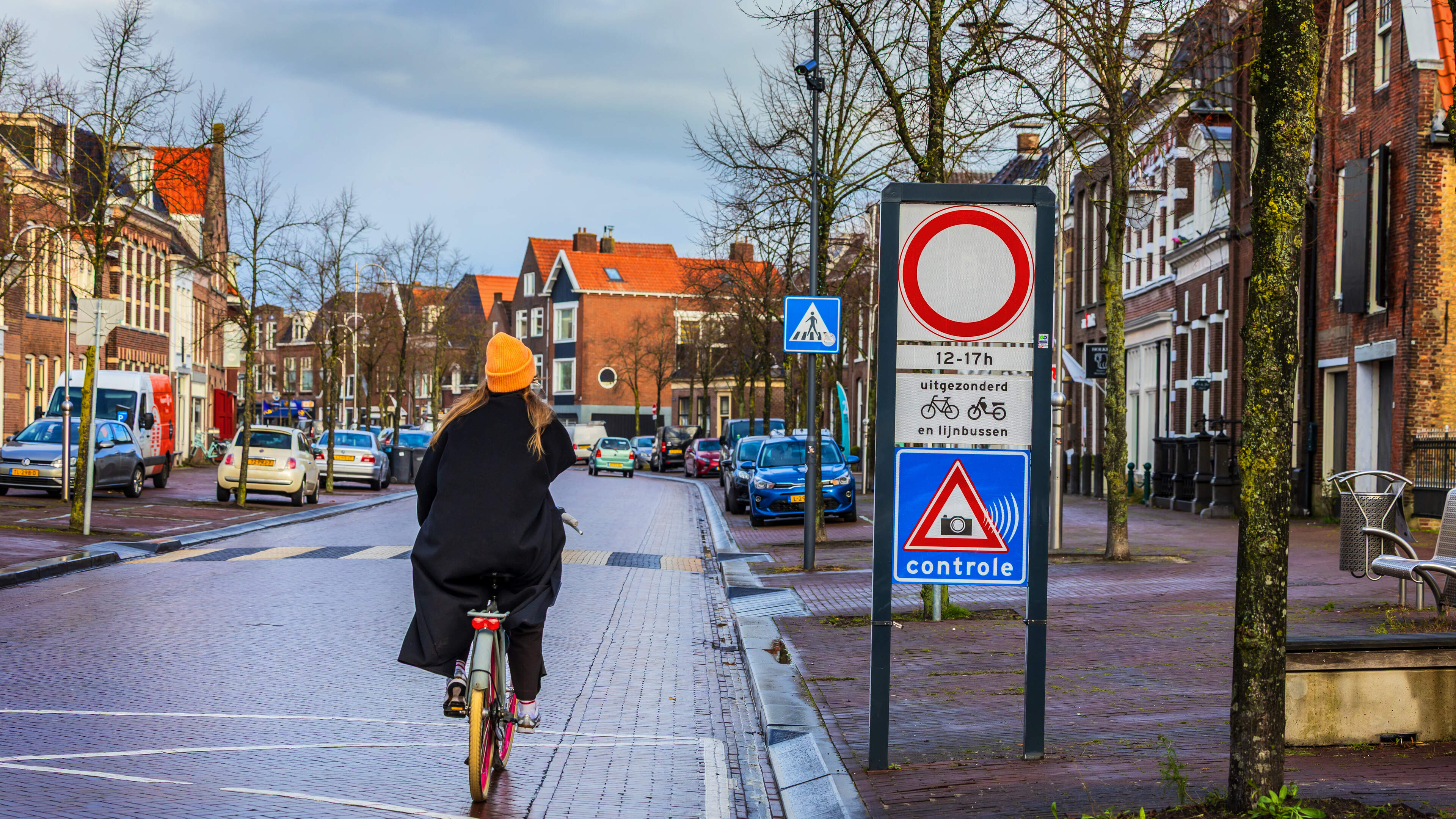 Man krijgt boete op Singel in Sneek terwijl hij in de rouwstoet van zijn vader rijdt