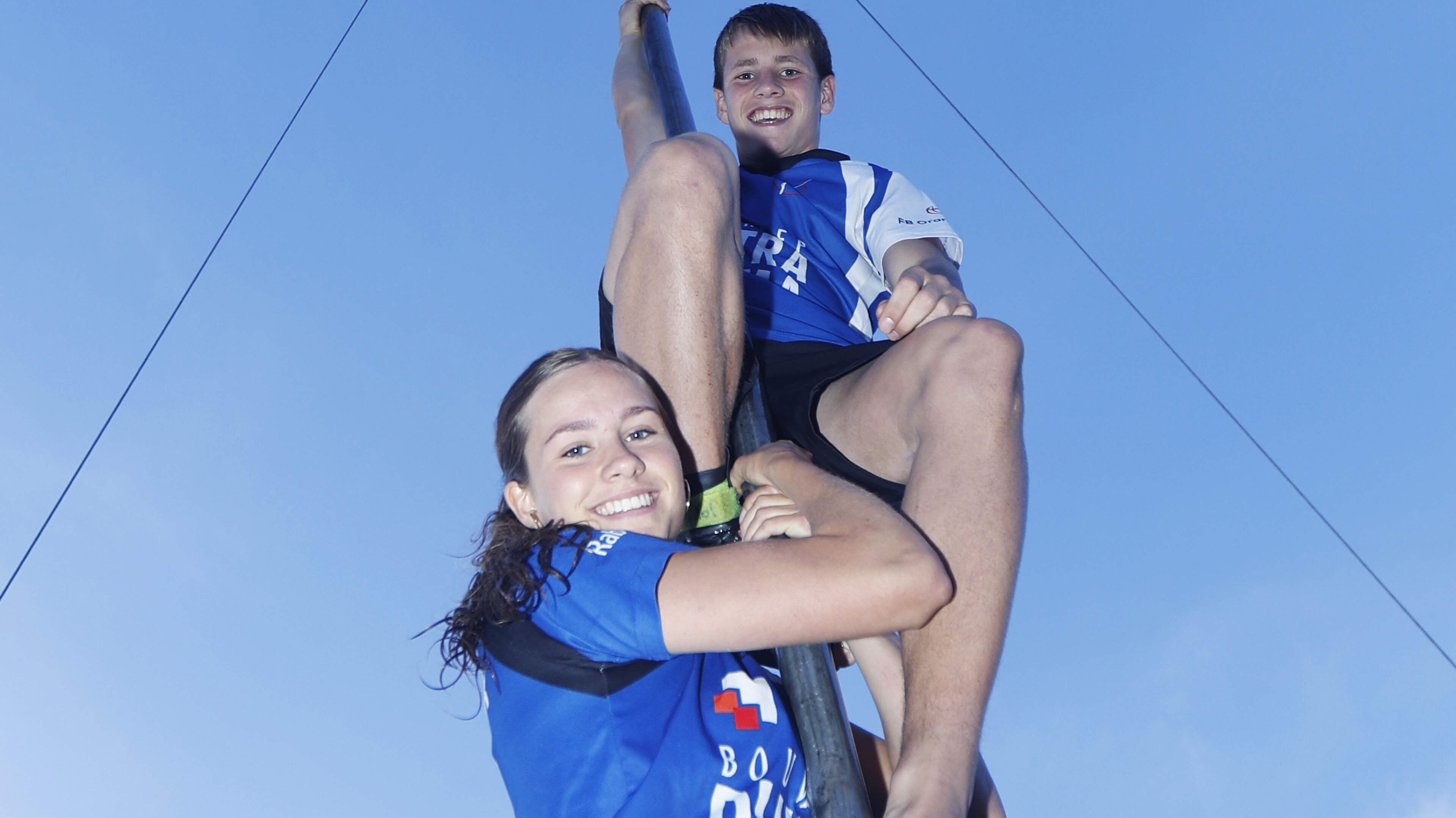 Fierljeppers Sanne en Jorrit Bouwstra weten zeker dat er steun van boven is: ’Pake is der dochs altyd by’