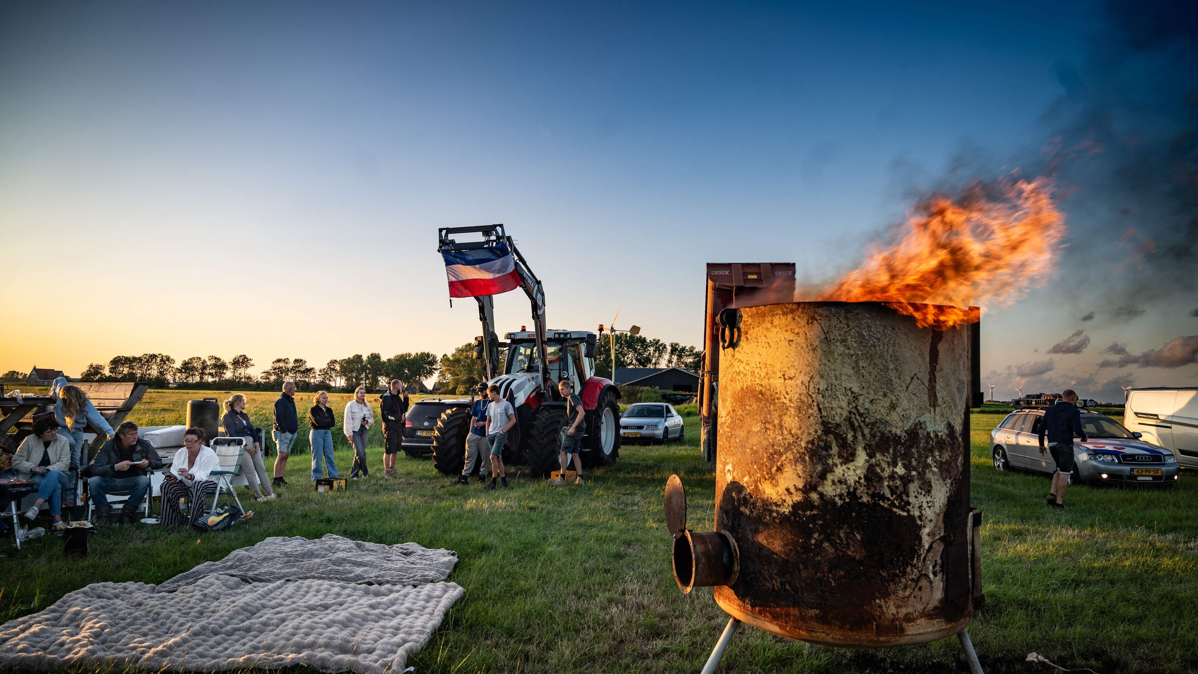 Publieksvriendelijk stikstofprotest langs A31 tussen Franeker en Harlingen
