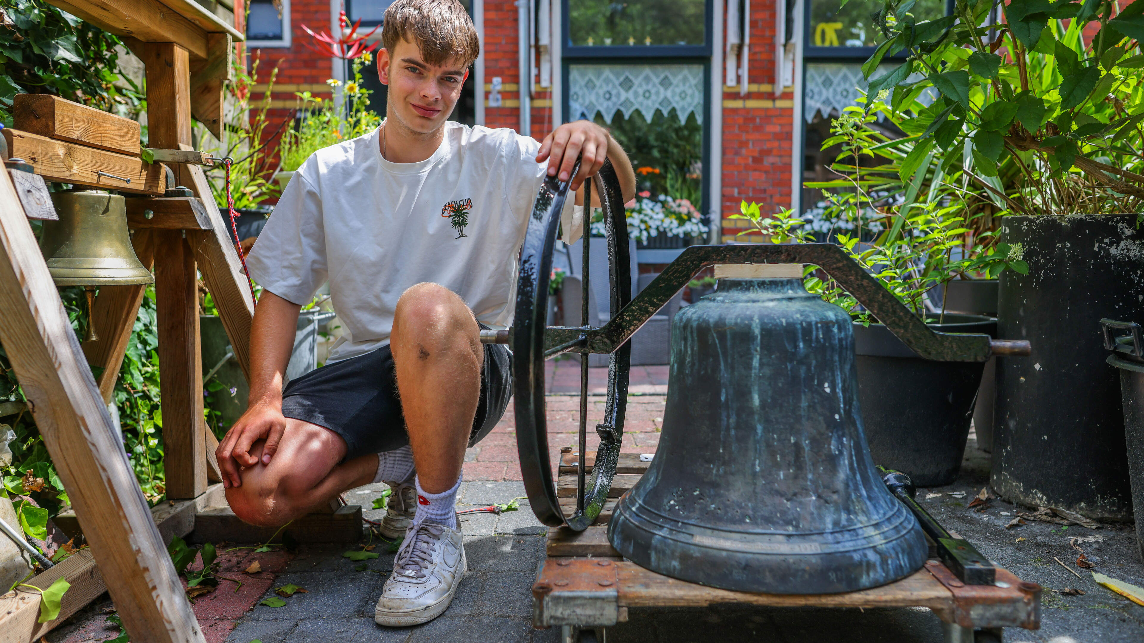 Johannes (16) uit Bolsward ontpopt zich tot de kerkklokkendokter van Friesland. ’Hoor, beppie, klok!