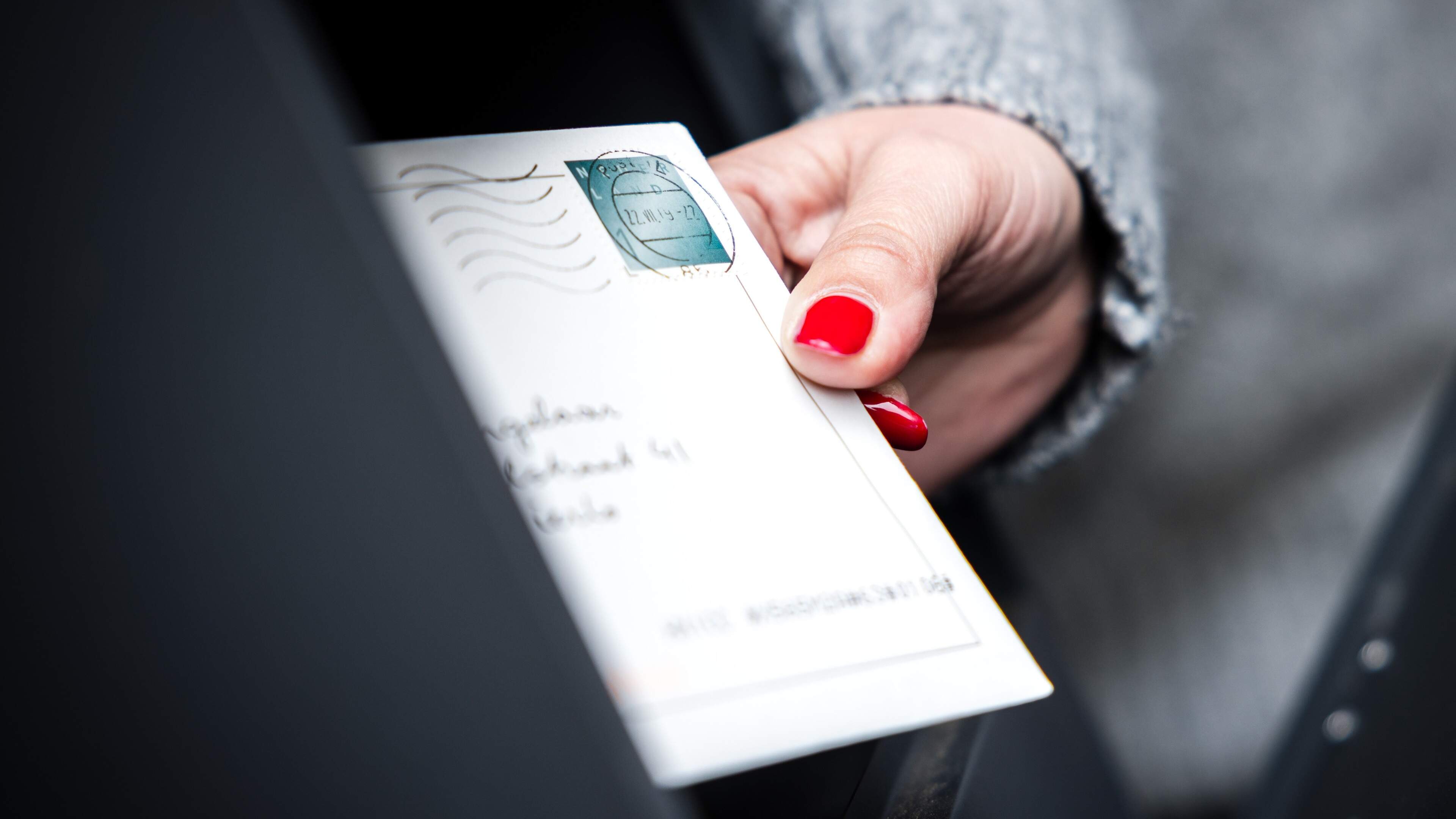 PostNL voert peperdure postzegel voor rouwkaarten in: hoe valt dat bij Friese uitvaartverzorgers?