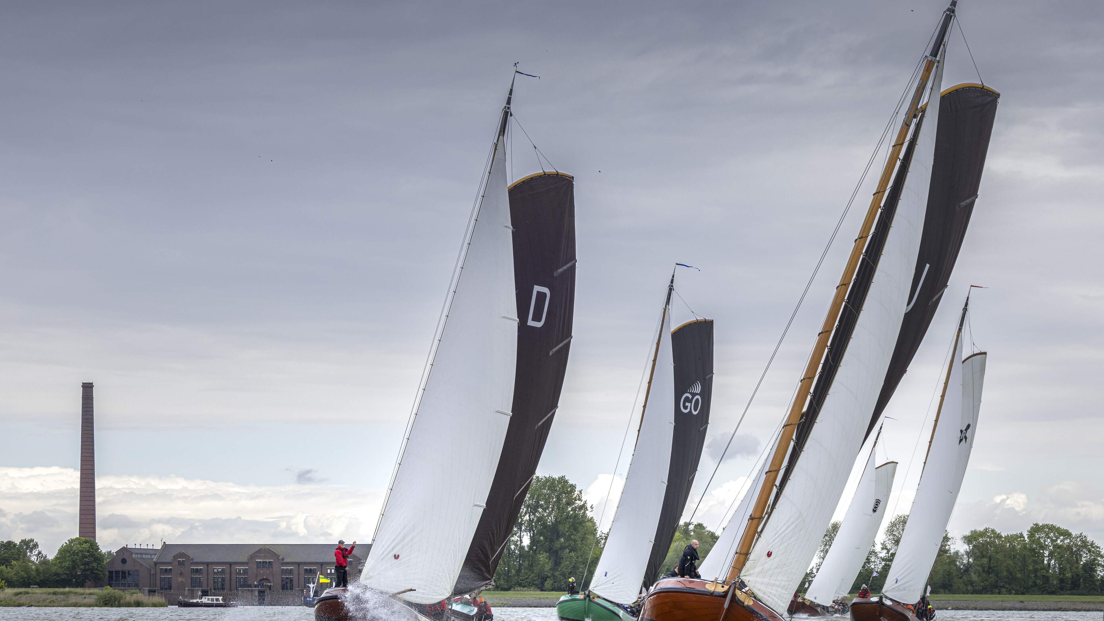Jappie Visser wint met Sneker Pan eerste skûtsjewedstrijd van het seizoen in Lemmer