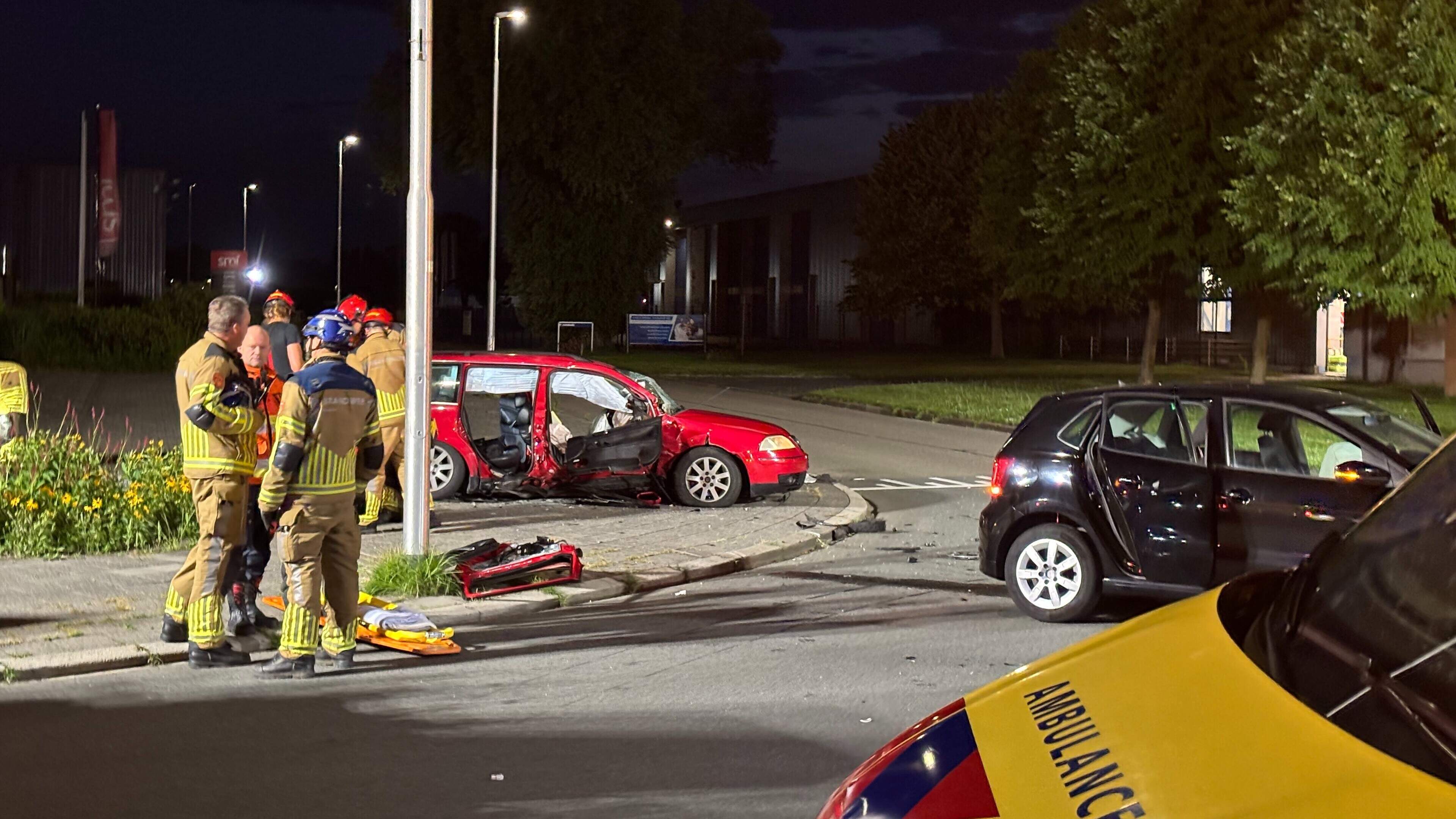 Vier gewonden bij ernstig verkeersongeval op industrieterrein Leeuwarden & persoon raakt te water bi