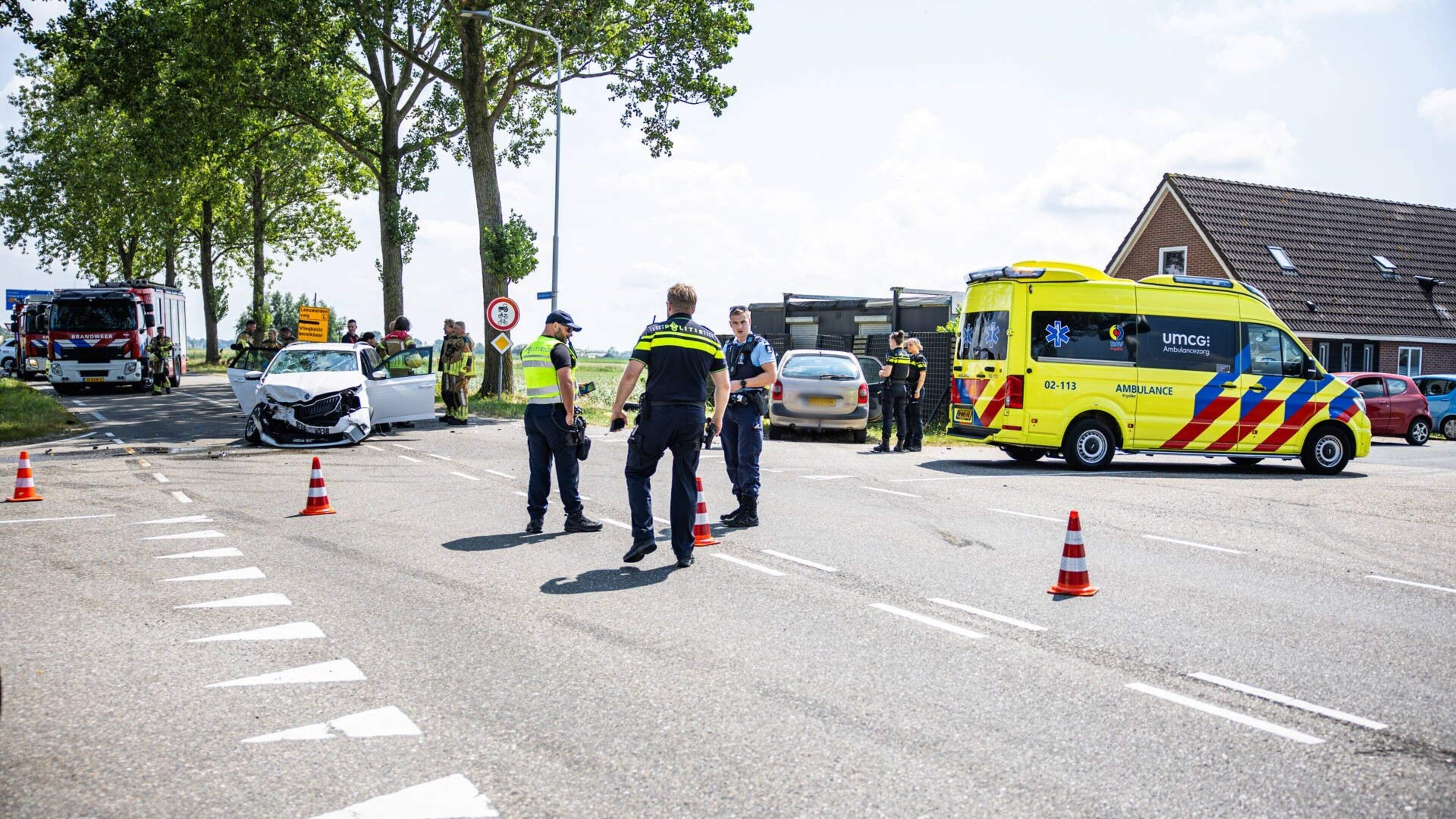Vier gewonden bij ongeval tussen twee auto’s in Stiens & politie toont herkenbare beelden van verdac