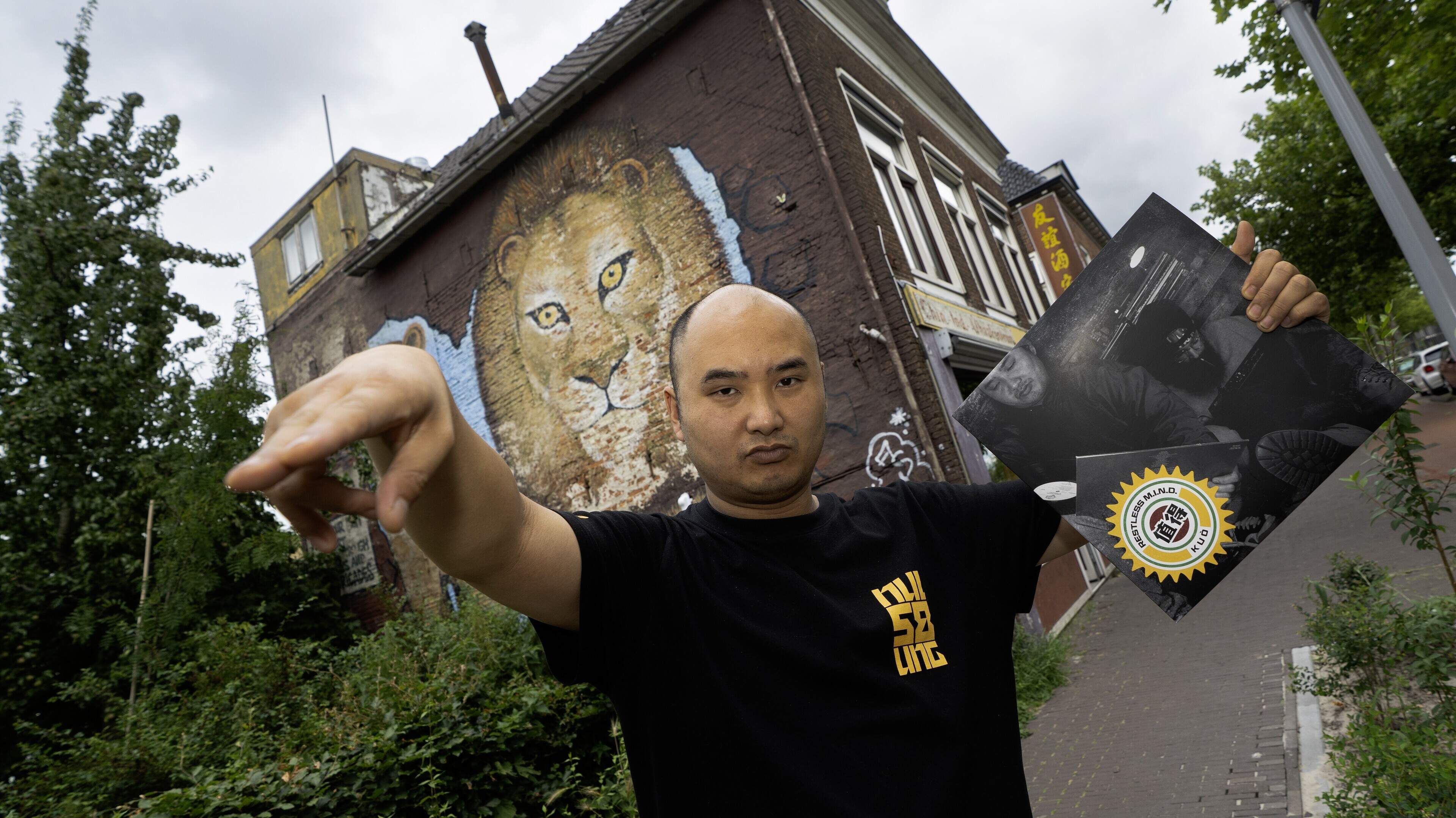KUÒ (36) uit Leeuwarden rapt over druk van cultureel ondernemerschap, niet over racisme. ’Maar je wa