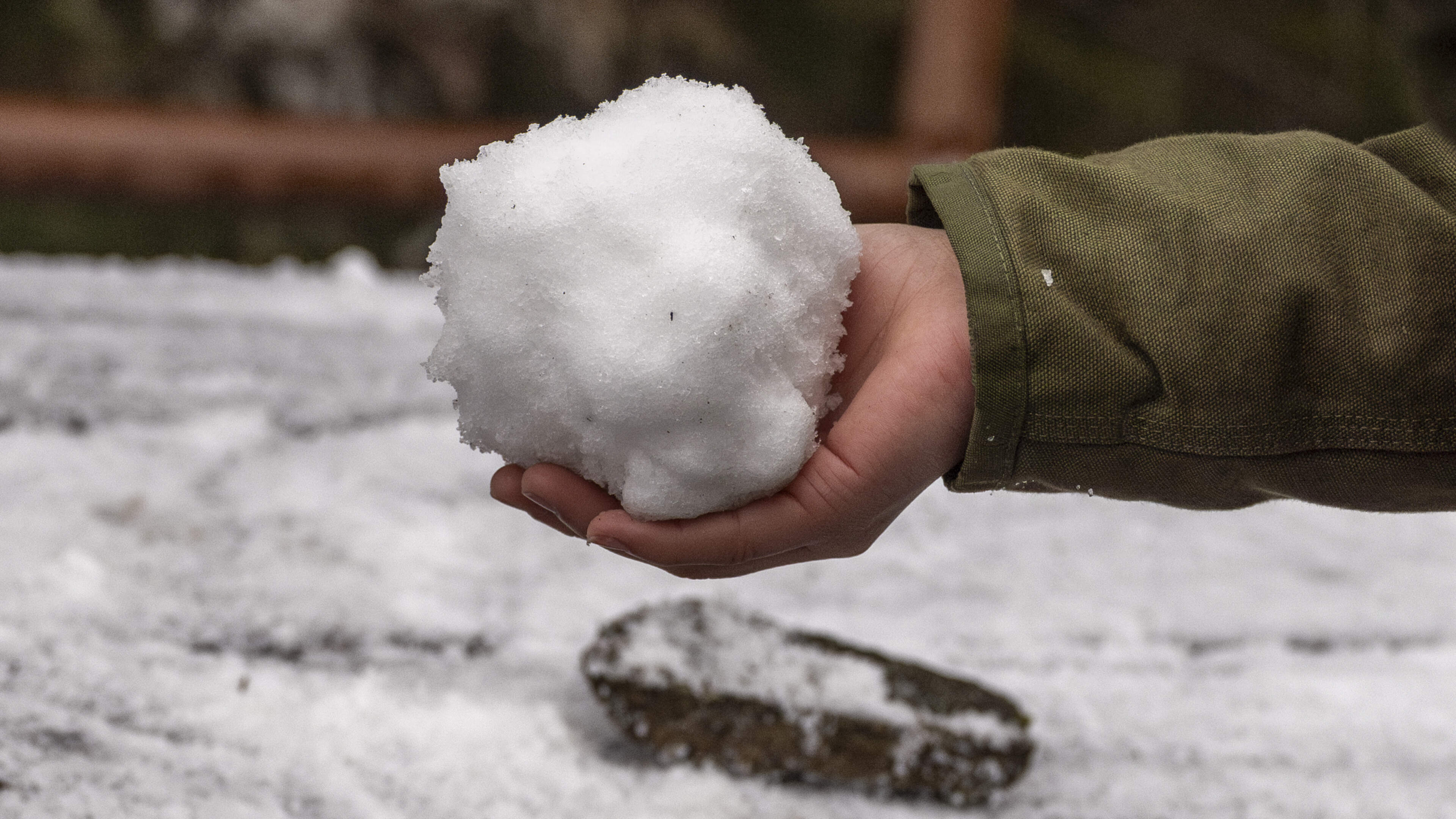 Rechter veroordeelt sneeuw- en ijsballengooiers Sneek vanwege openlijk geweld