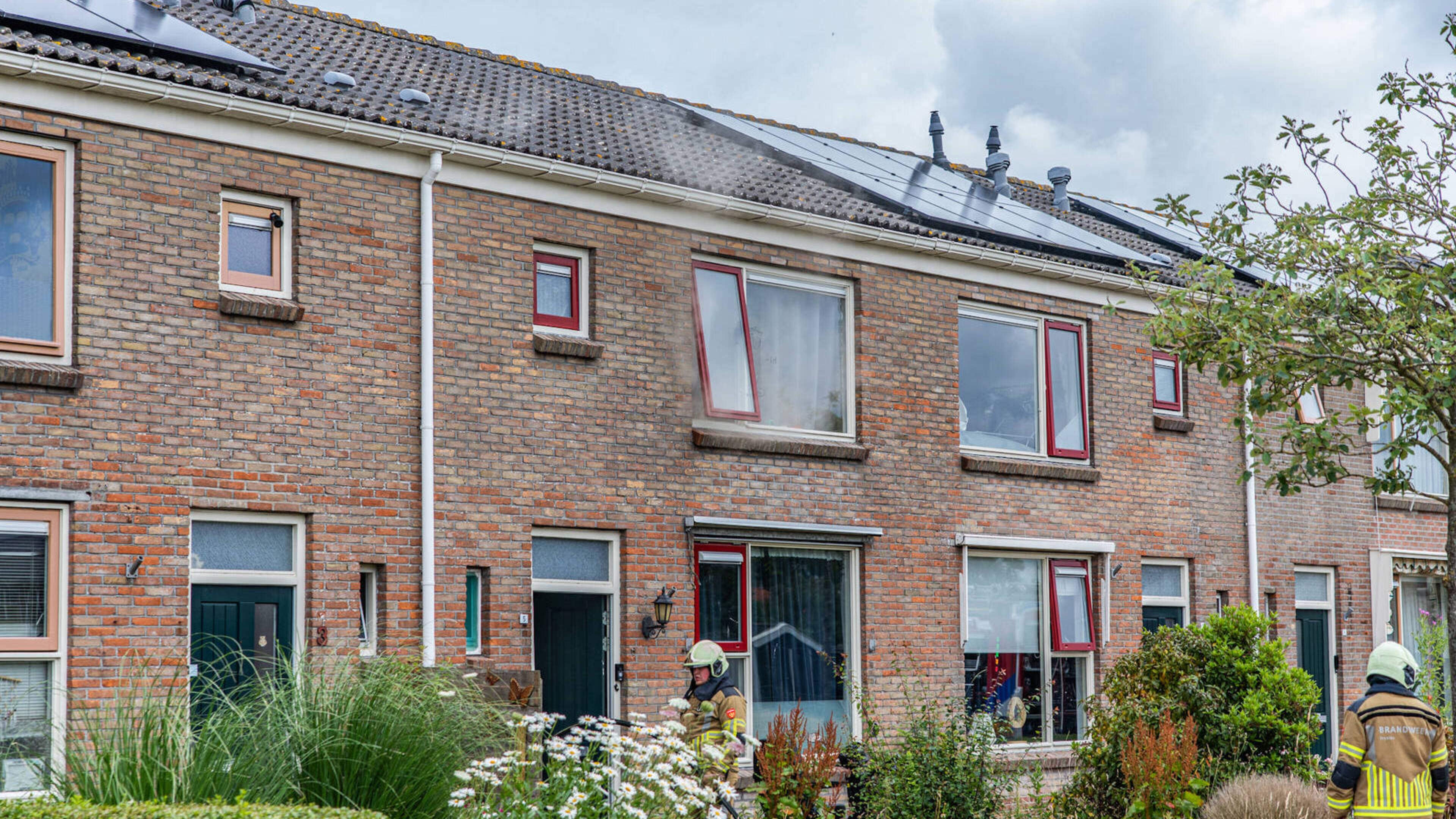 Hond dood bij woningbrand in Marrum & auto vliegt tijdens het rijden in brand bij Hoornsterzwaag