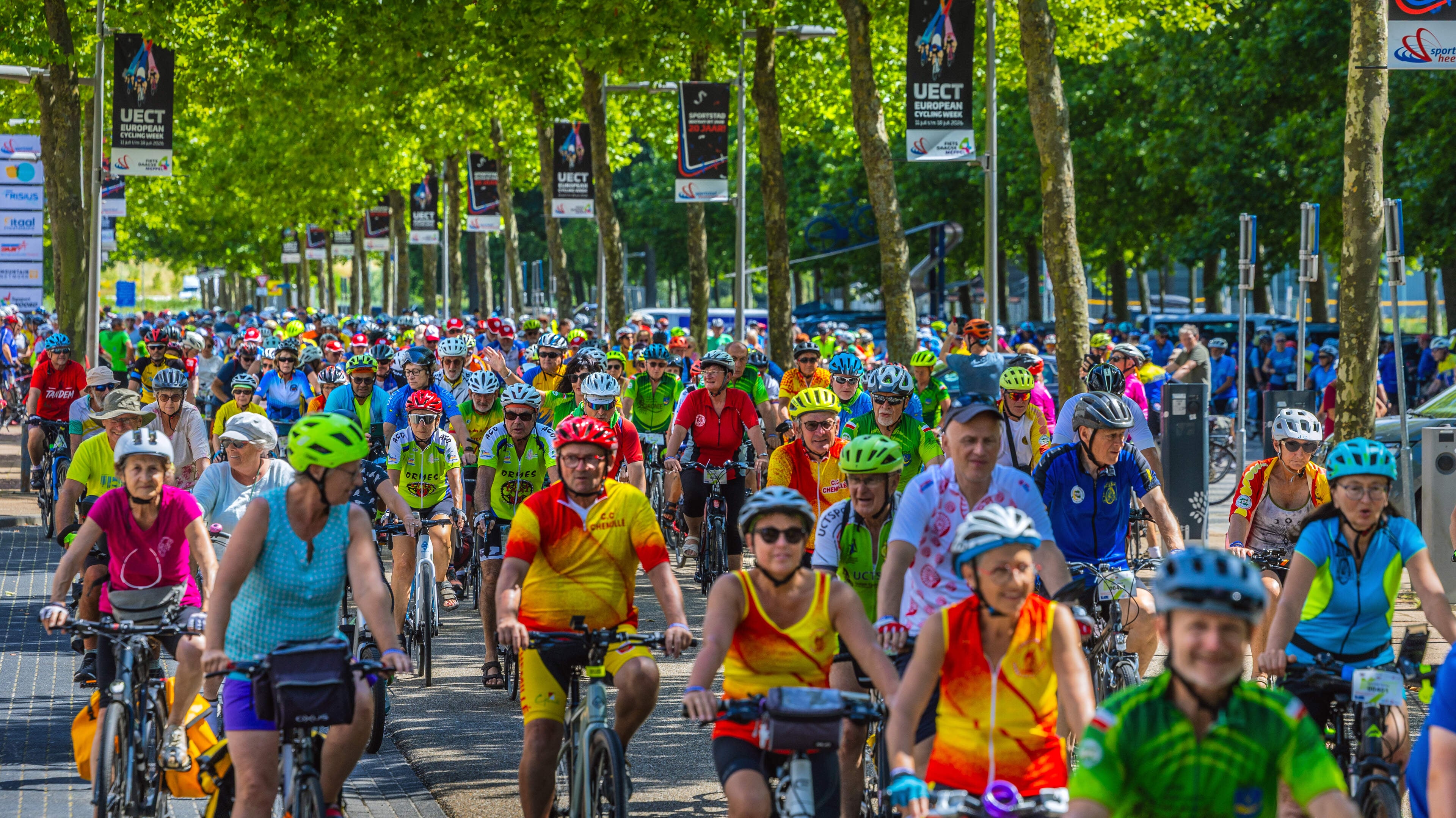 Fietsers uit heel Europa trekken deze week vanuit Heerenveen de provincie in. ’Het brengt mensen sam