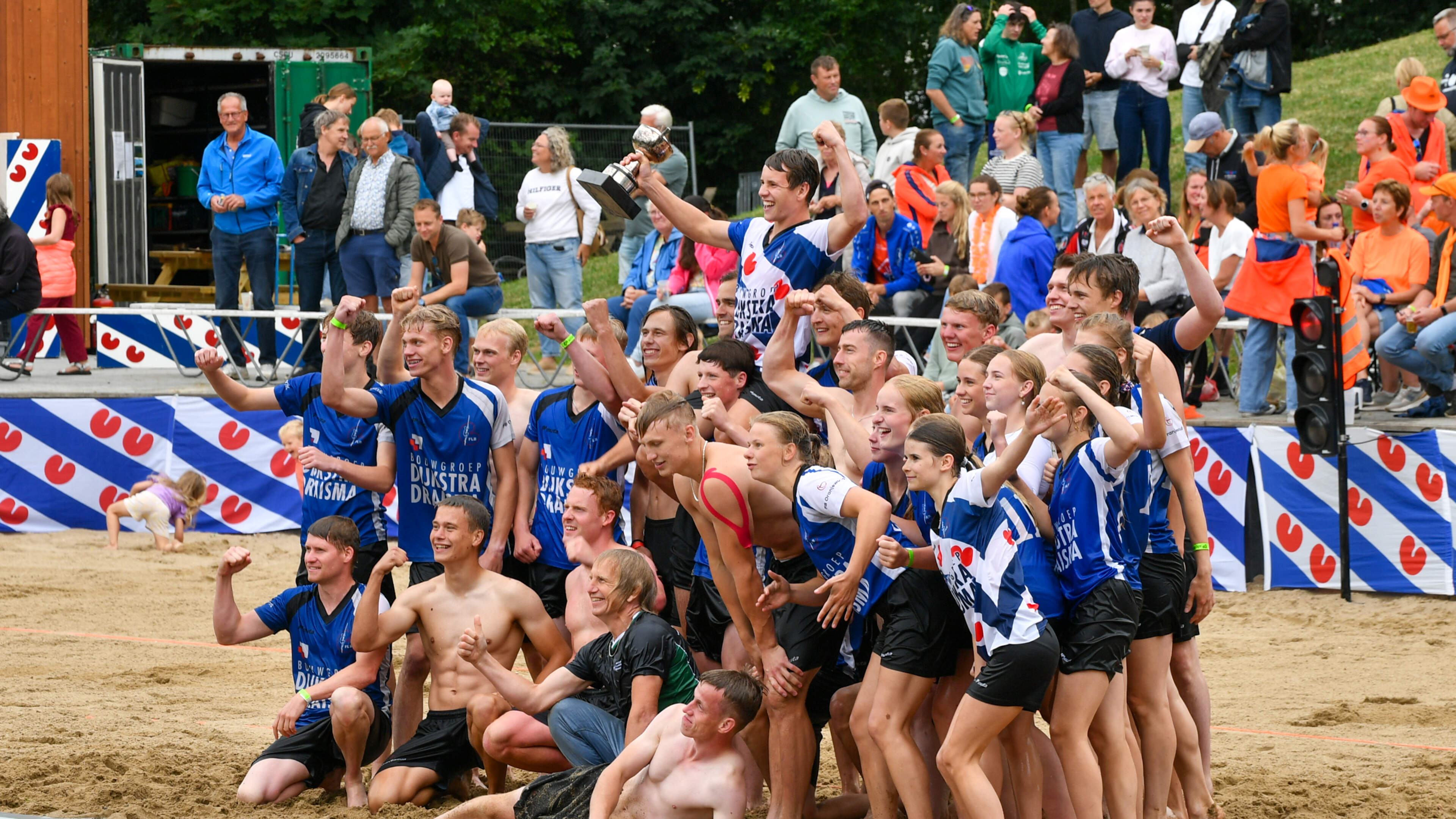 Friese fierjeppers winnen onverwacht makkelijk van Hollandse concurrenten op Tweekamp in Winsum